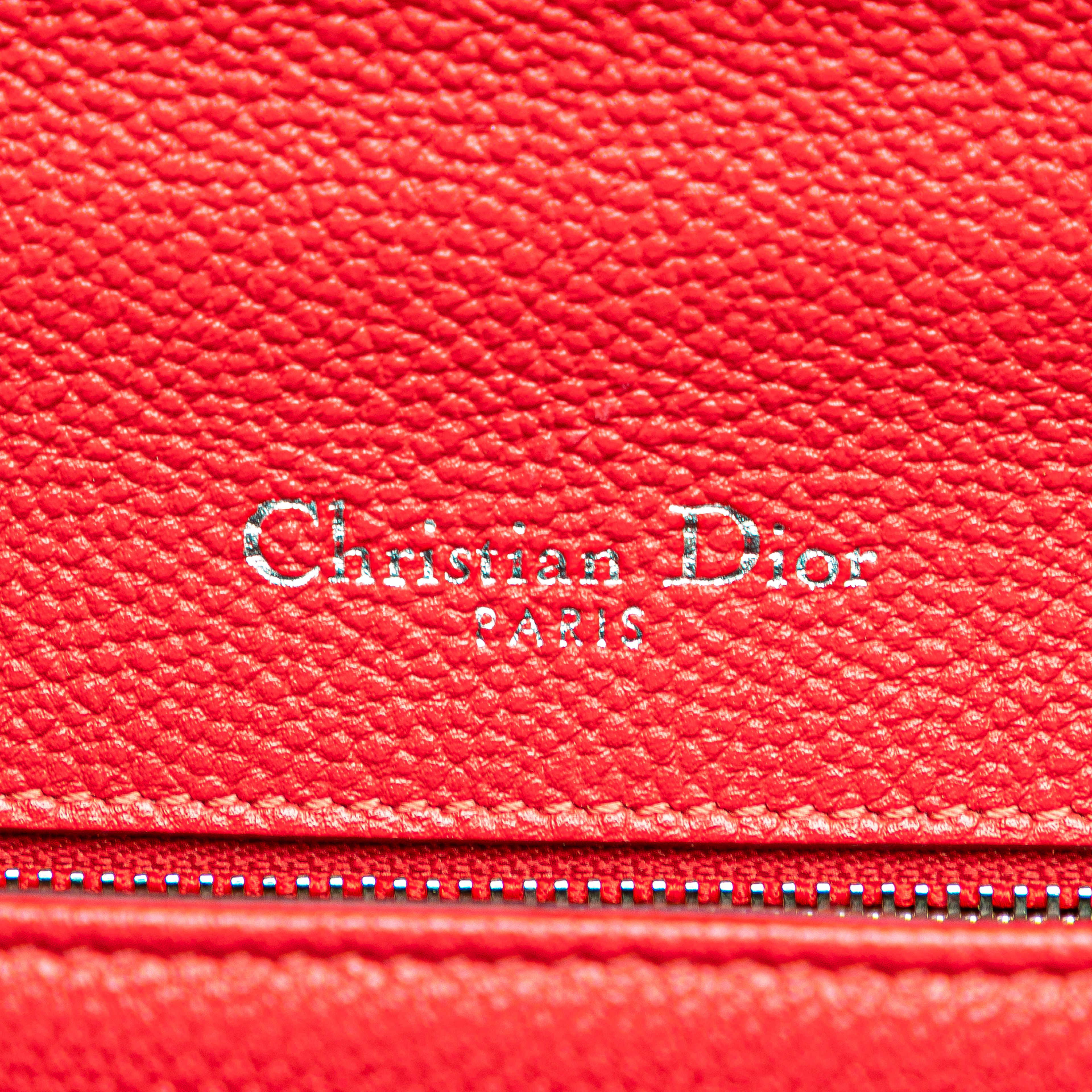Dior Small Grained Calfskin Diorama Flap, från Luxclusif, i färgen red. Klicka för att öppna bilden i stort format