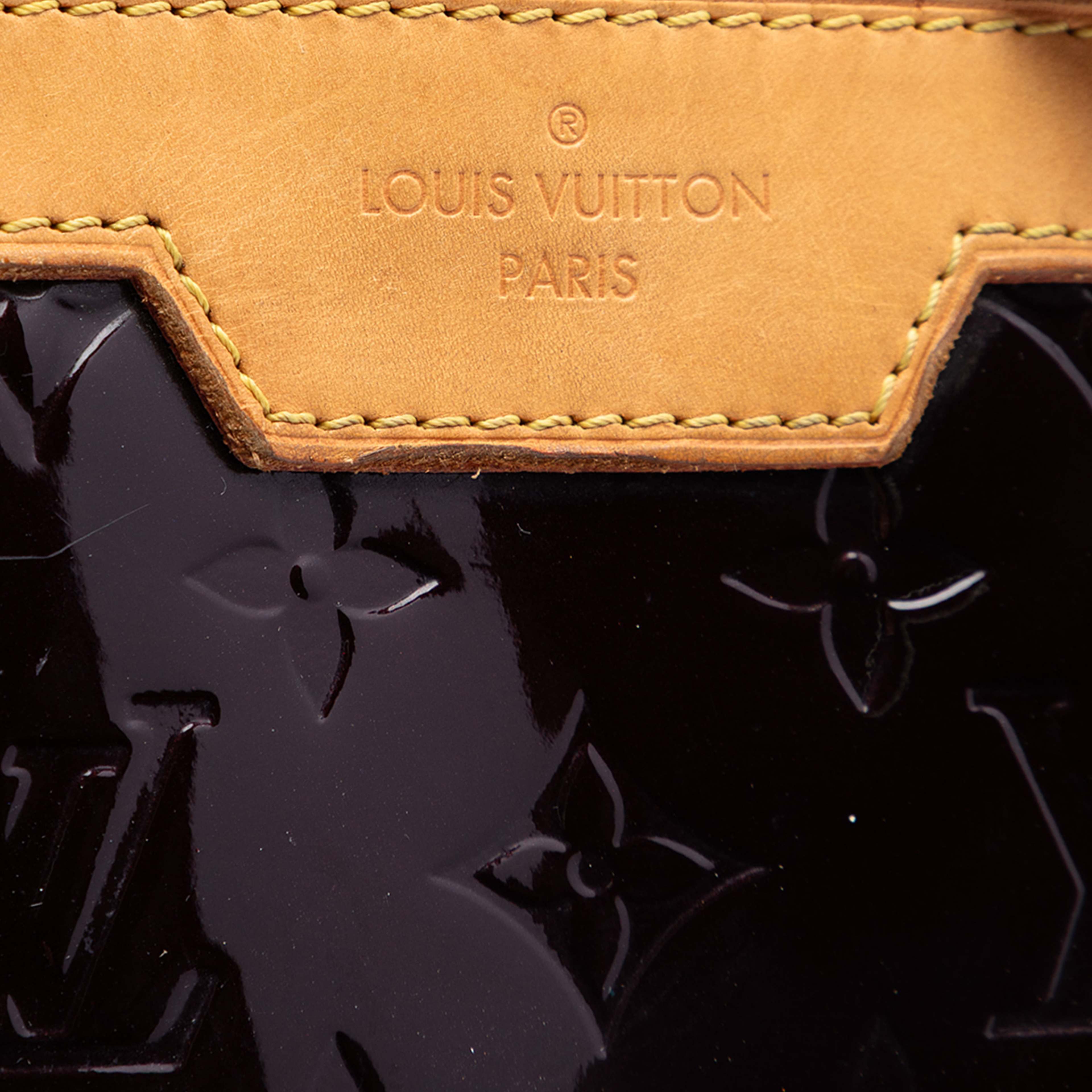 Louis Vuitton Monogram Vernis Brea Mm, från Luxclusif, i färgen purpur. Klicka för att öppna bilden i stort format