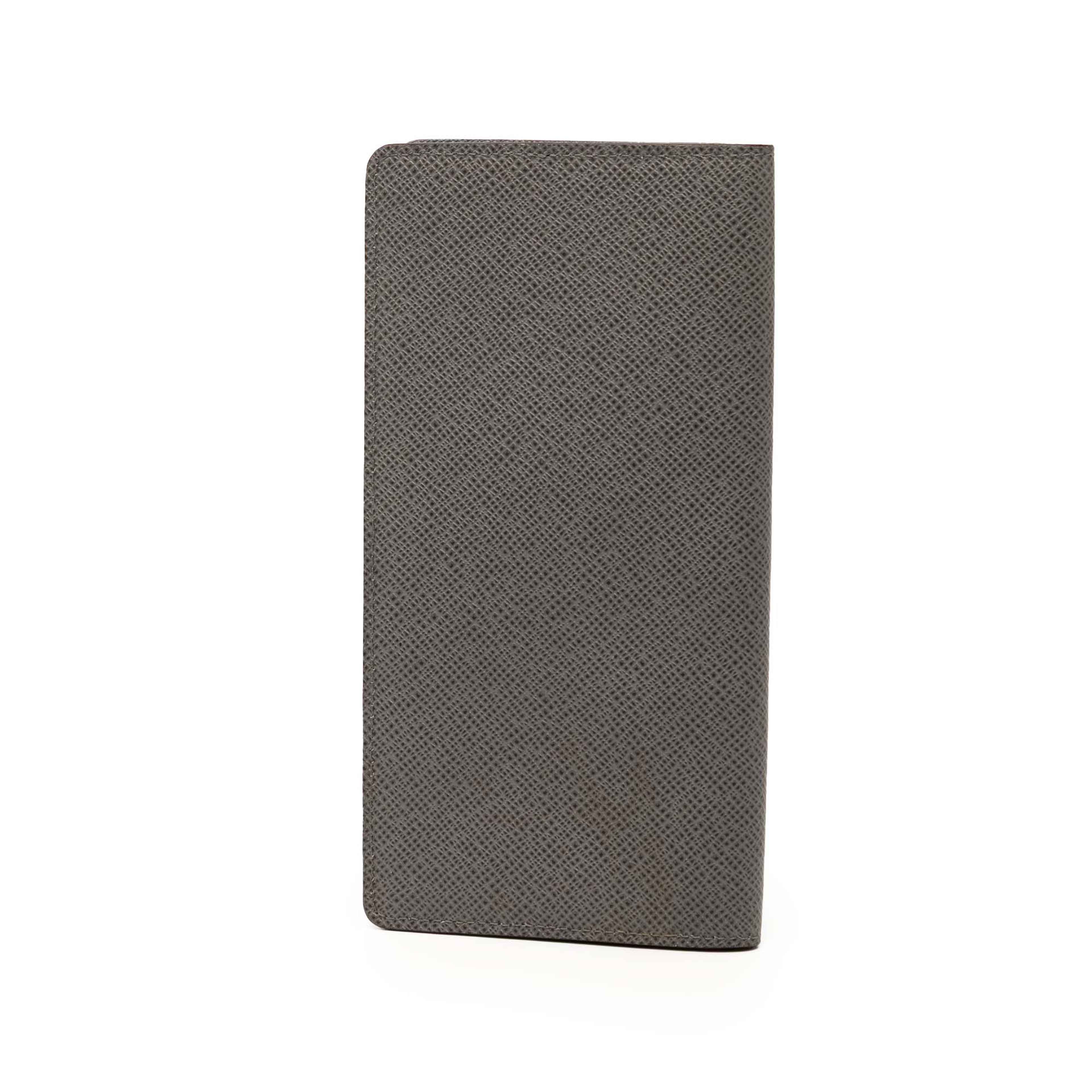 Louis Vuitton Taiga Brazza Wallet, från Luxclusif, i färgen gray. Klicka för att öppna bilden i stort format