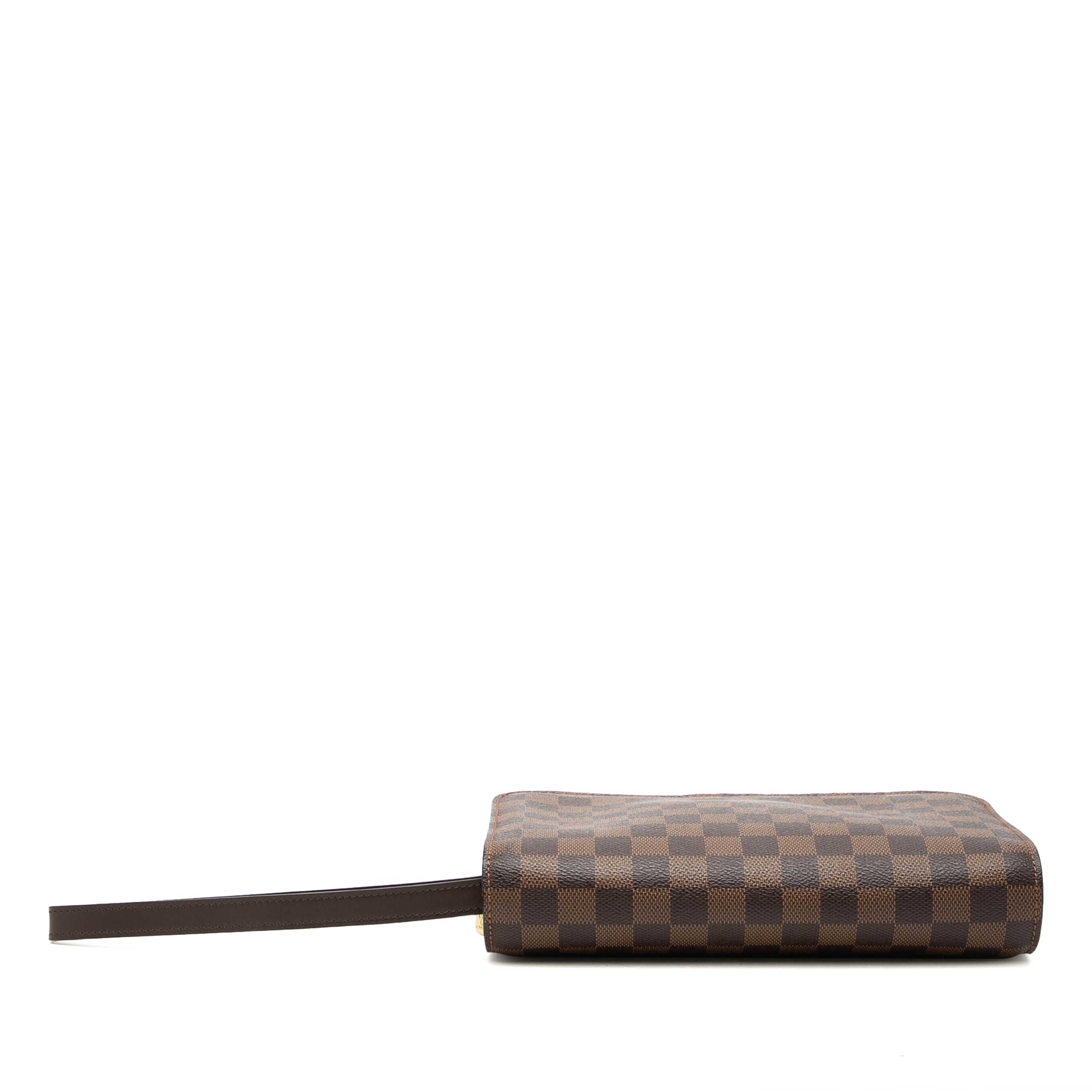 Louis Vuitton Damier Ebene Saint Louis Pochette, från Luxclusif, i färgen brun. Klicka för att öppna bilden i stort format