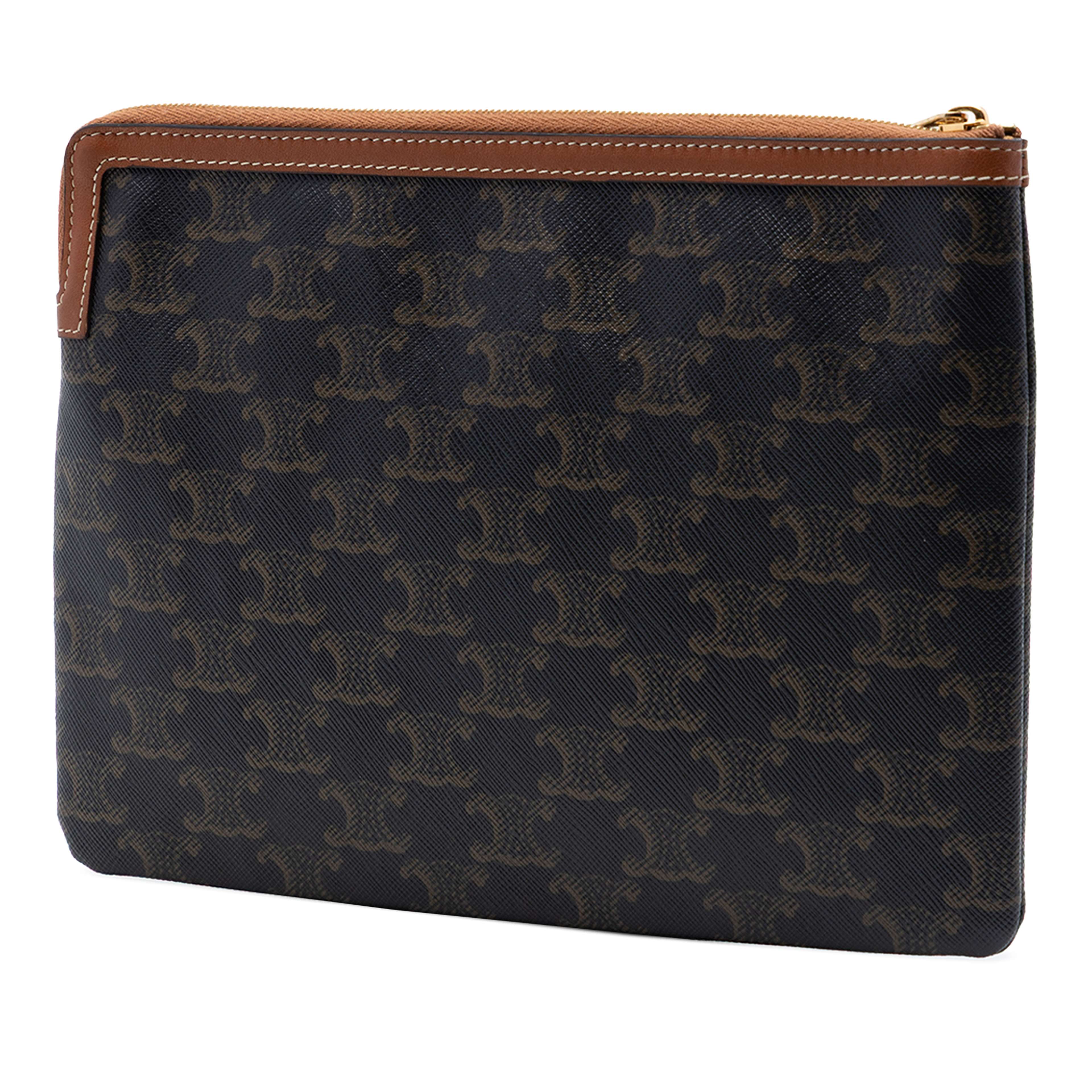 Celine Small Triomphe Coated Canvas Clutch, från Luxclusif, i färgen brun. Klicka för att öppna bilden i stort format