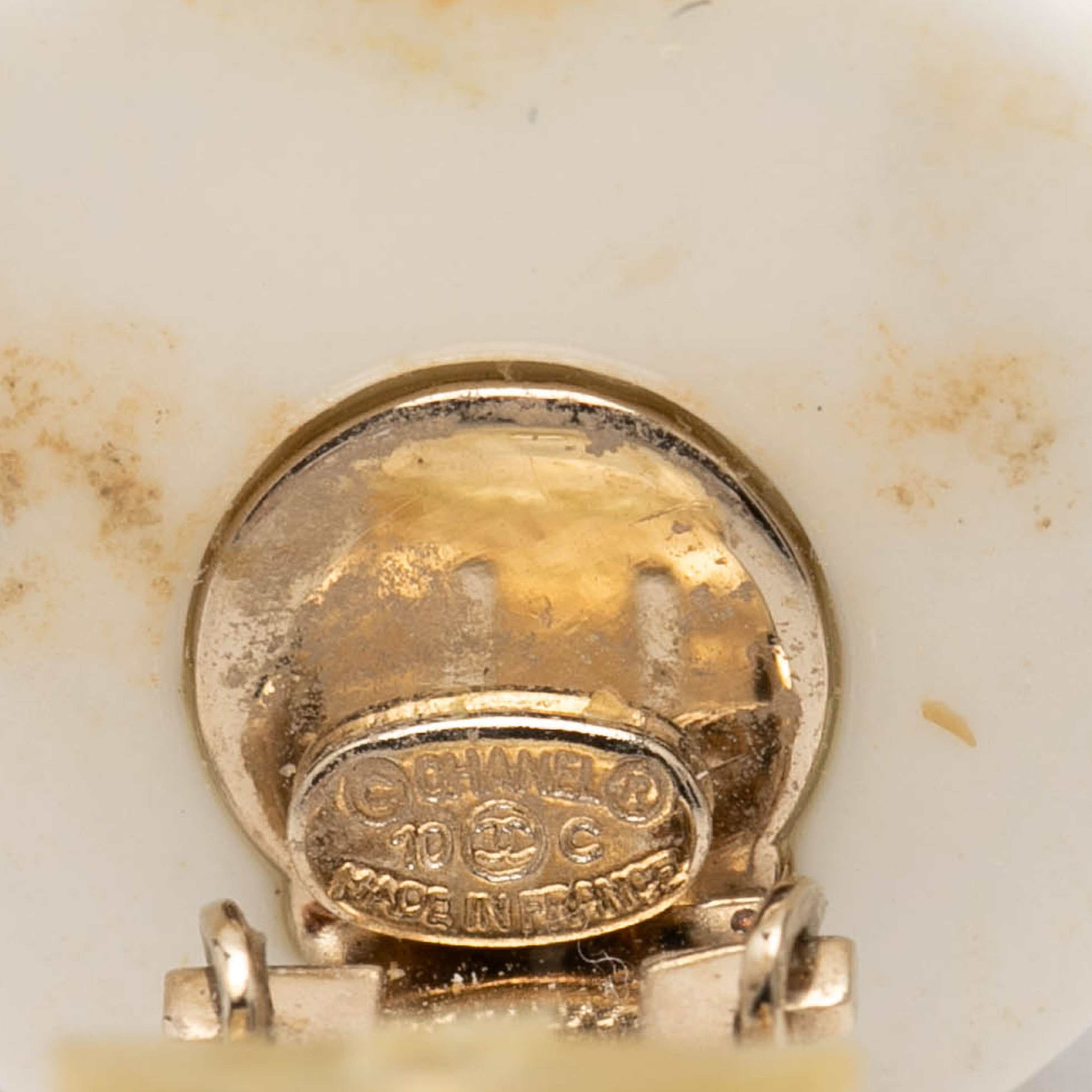 Chanel Cc Gold Plated Resin Button Clip On Earrings, från Luxclusif, i färgen guld. Klicka för att öppna bilden i stort format
