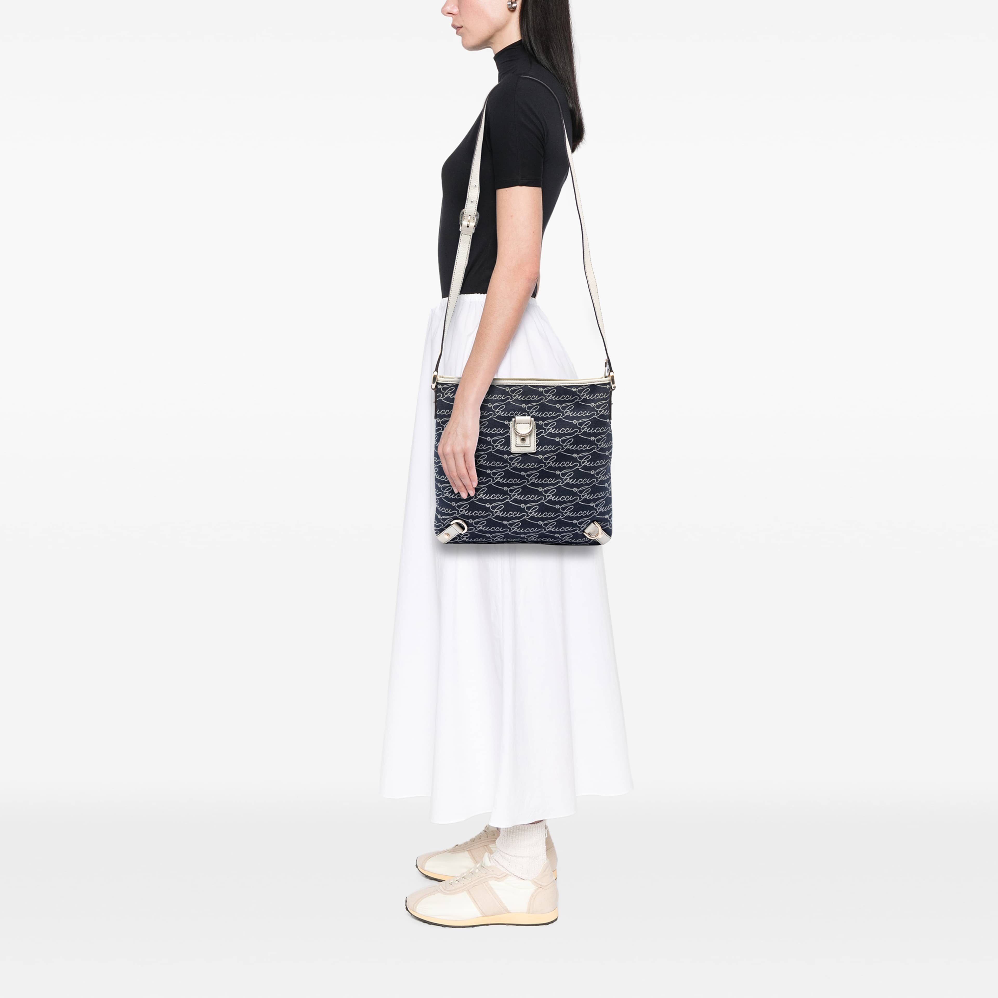 Gucci 85th Anniversary Denim Abbey D Ring Crossbody, från Luxclusif, i färgen blå. Klicka för att öppna bilden i stort format