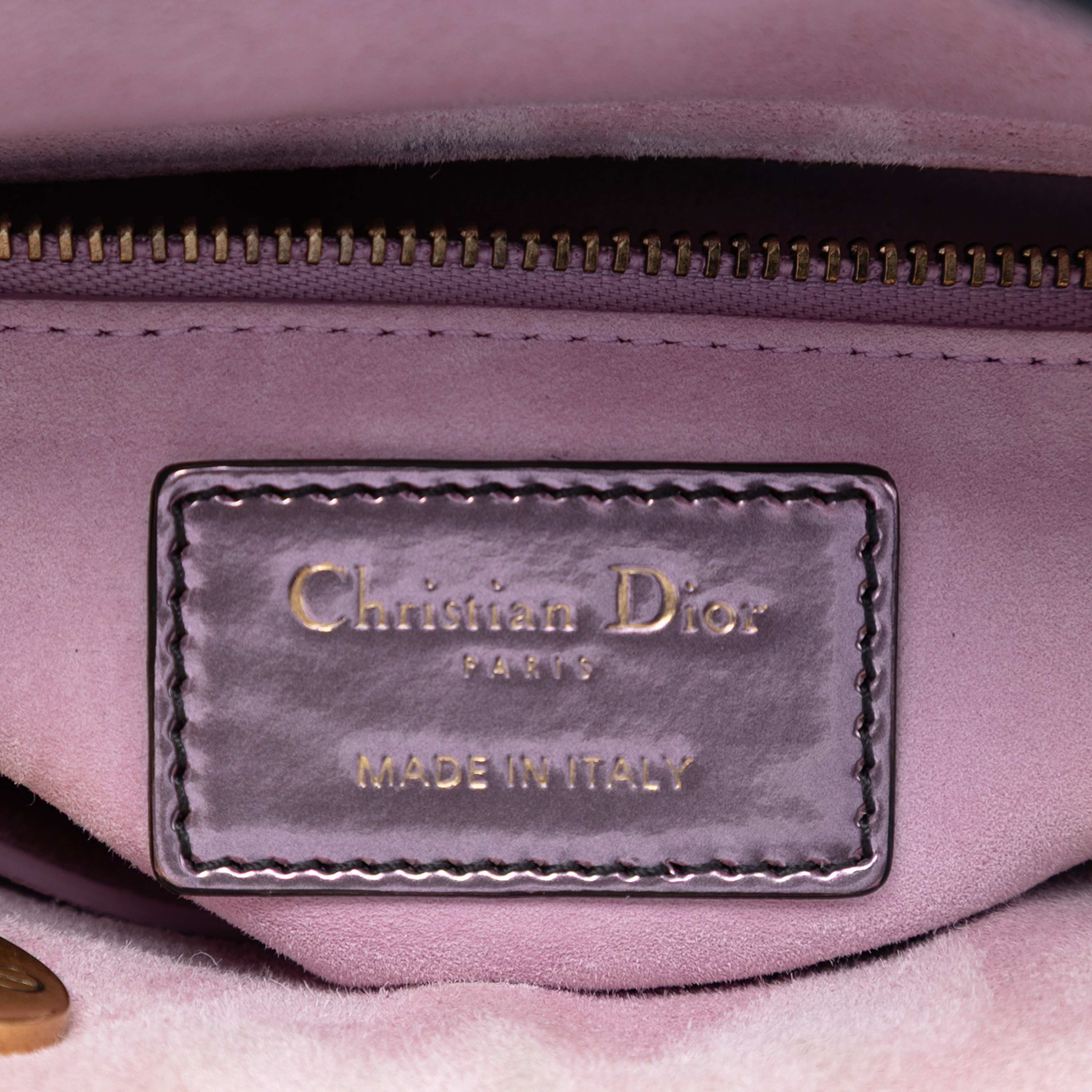 Dior Mini Metallic Patent Lady Dior, från Luxclusif, i färgen pink. Klicka för att öppna bilden i stort format