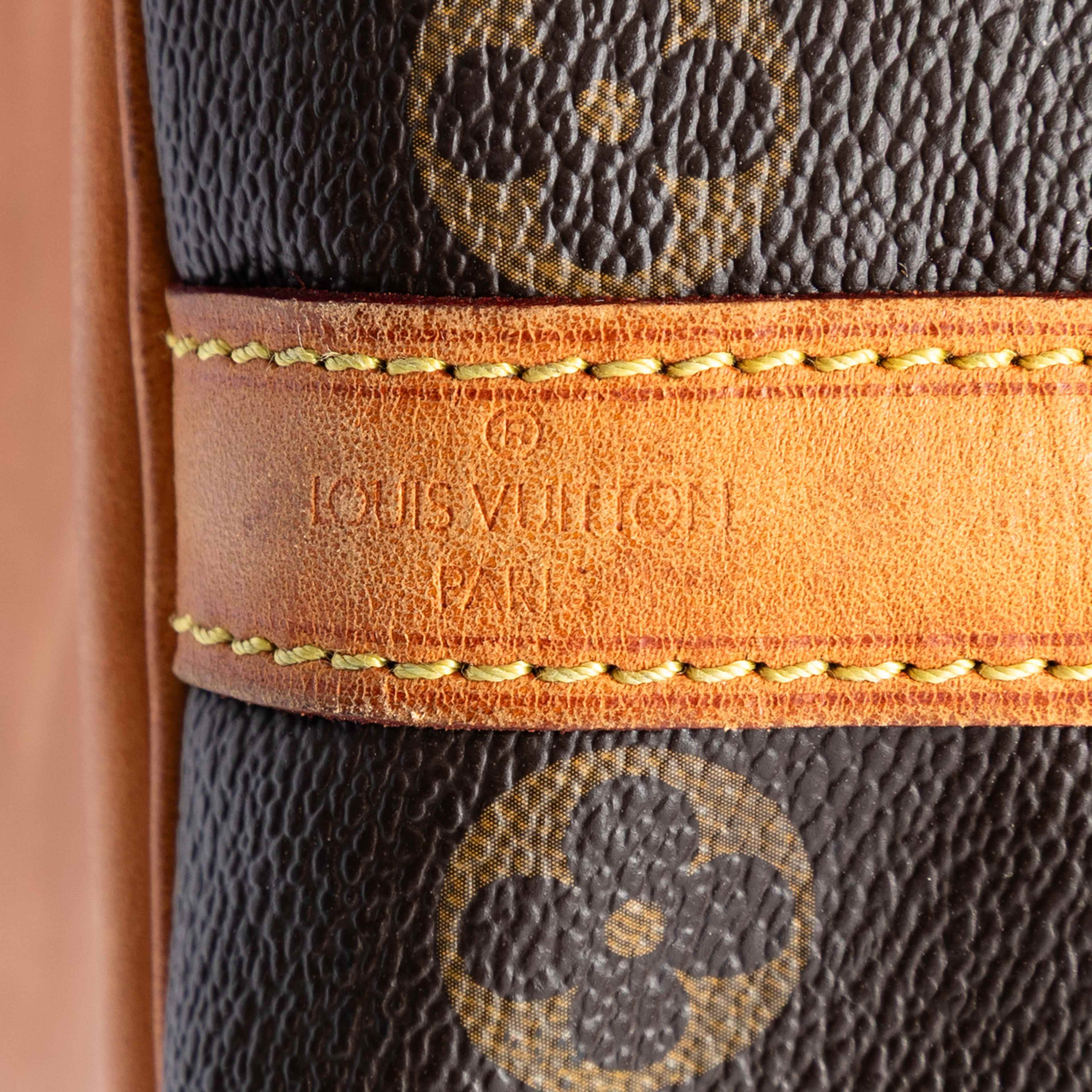 Louis Vuitton Monogram Petit Noe, från Luxclusif, i färgen brown. Klicka för att öppna bilden i stort format