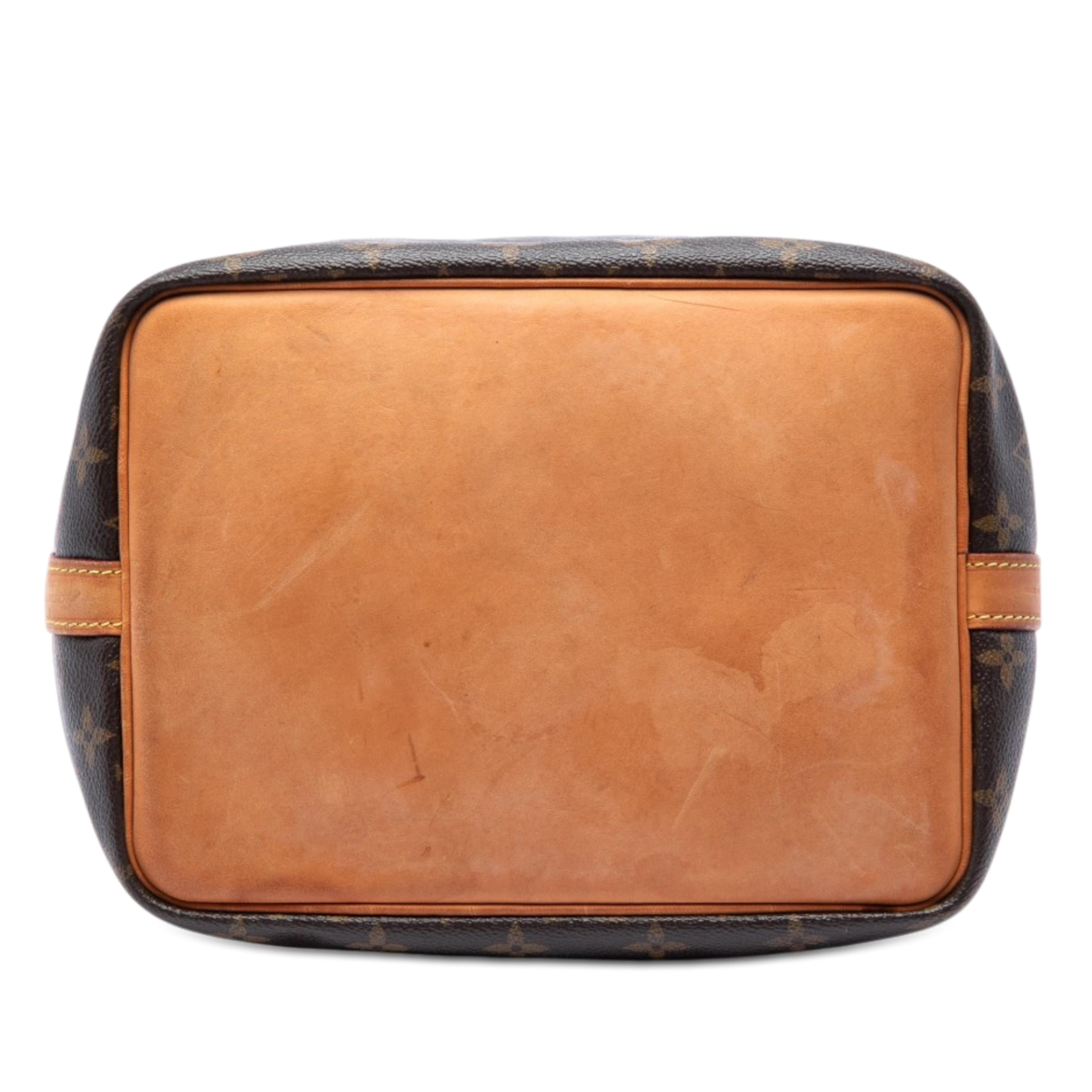 Louis Vuitton Monogram Petit Noe, från Luxclusif, i färgen brown. Klicka för att öppna bilden i stort format