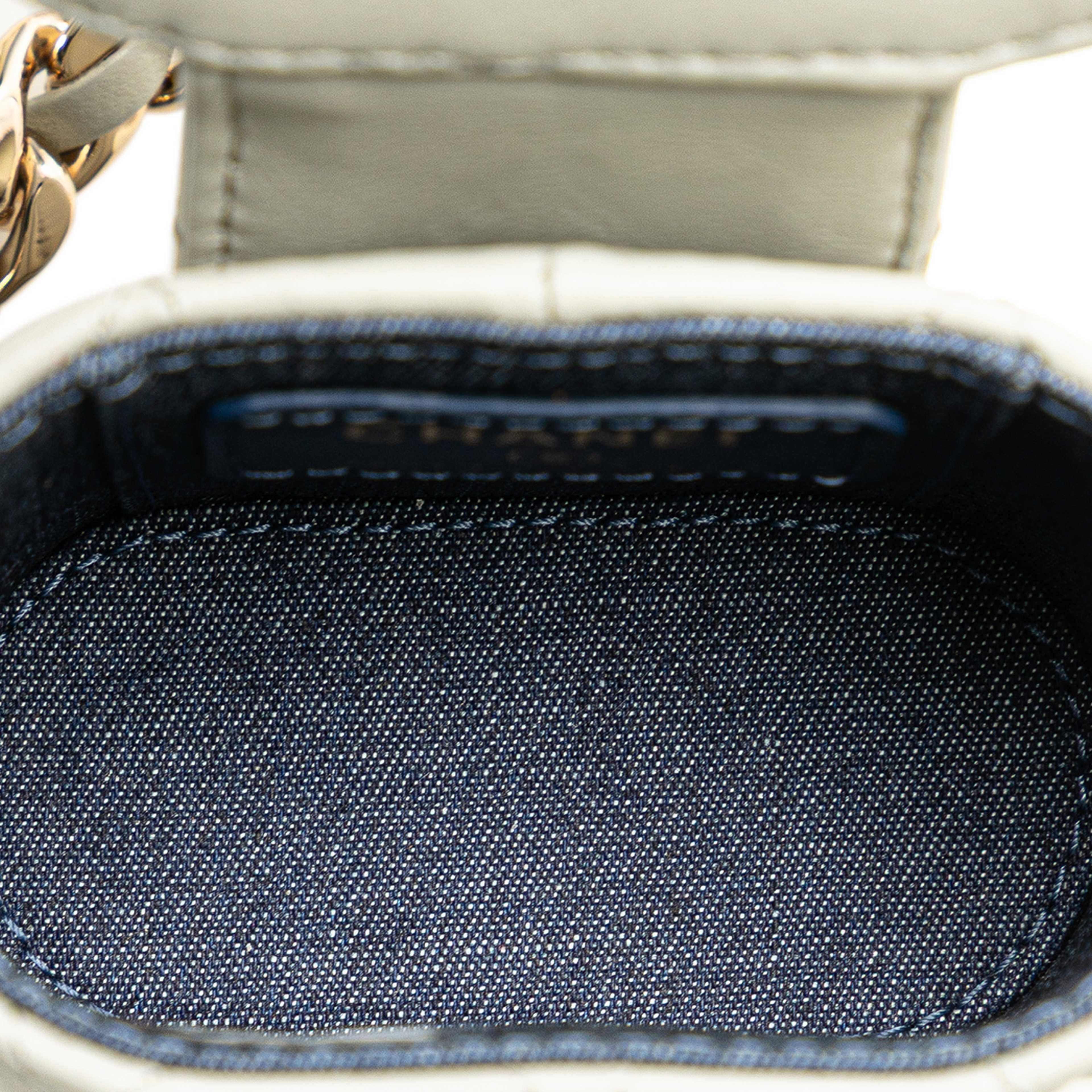 Chanel Mini Lambskin Elegant Chain Vanity Case, från Luxclusif, i färgen light gray. Klicka för att öppna bilden i stort format