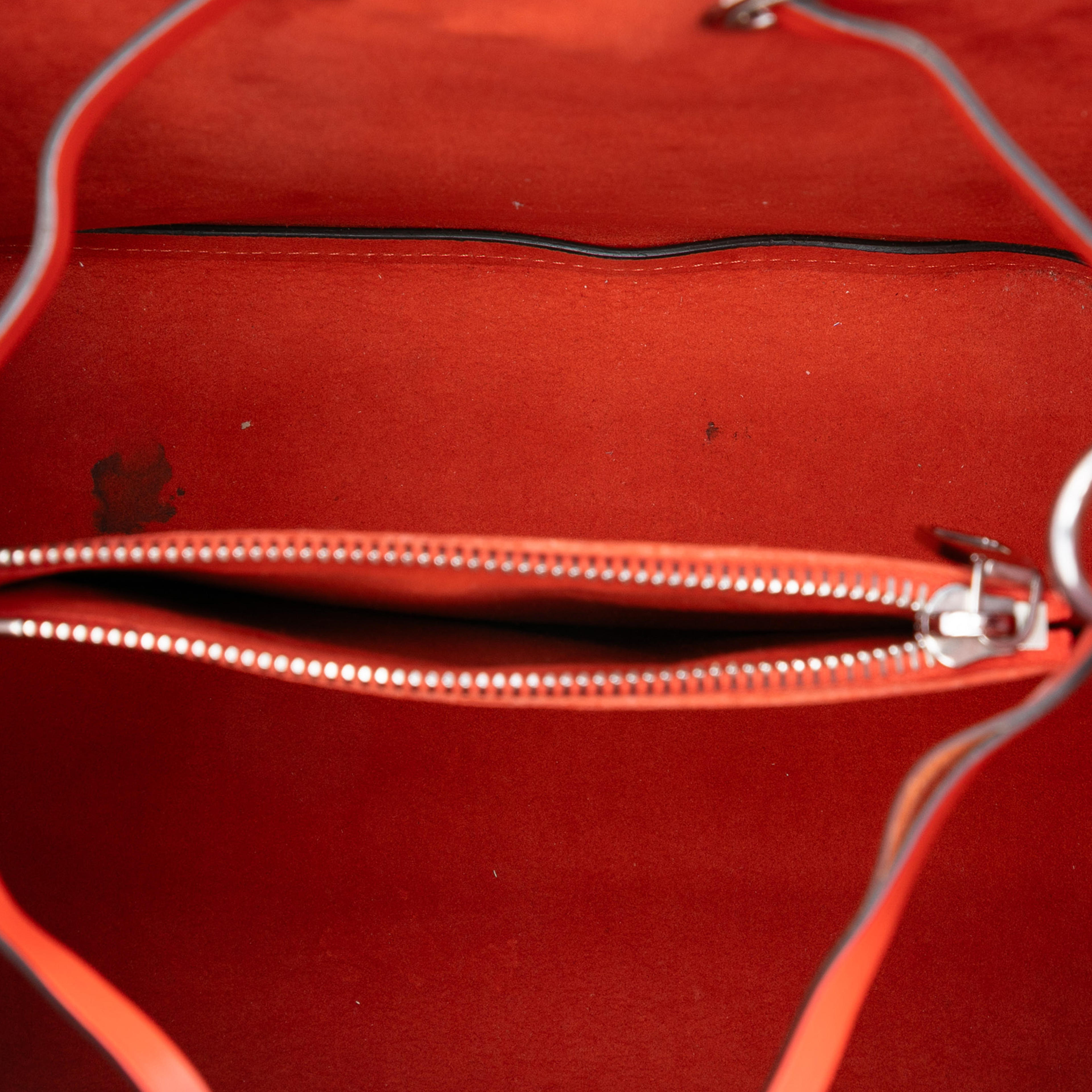 Louis Vuitton Epi Neonoe Mm, från Luxclusif, i färgen pink. Klicka för att öppna bilden i stort format