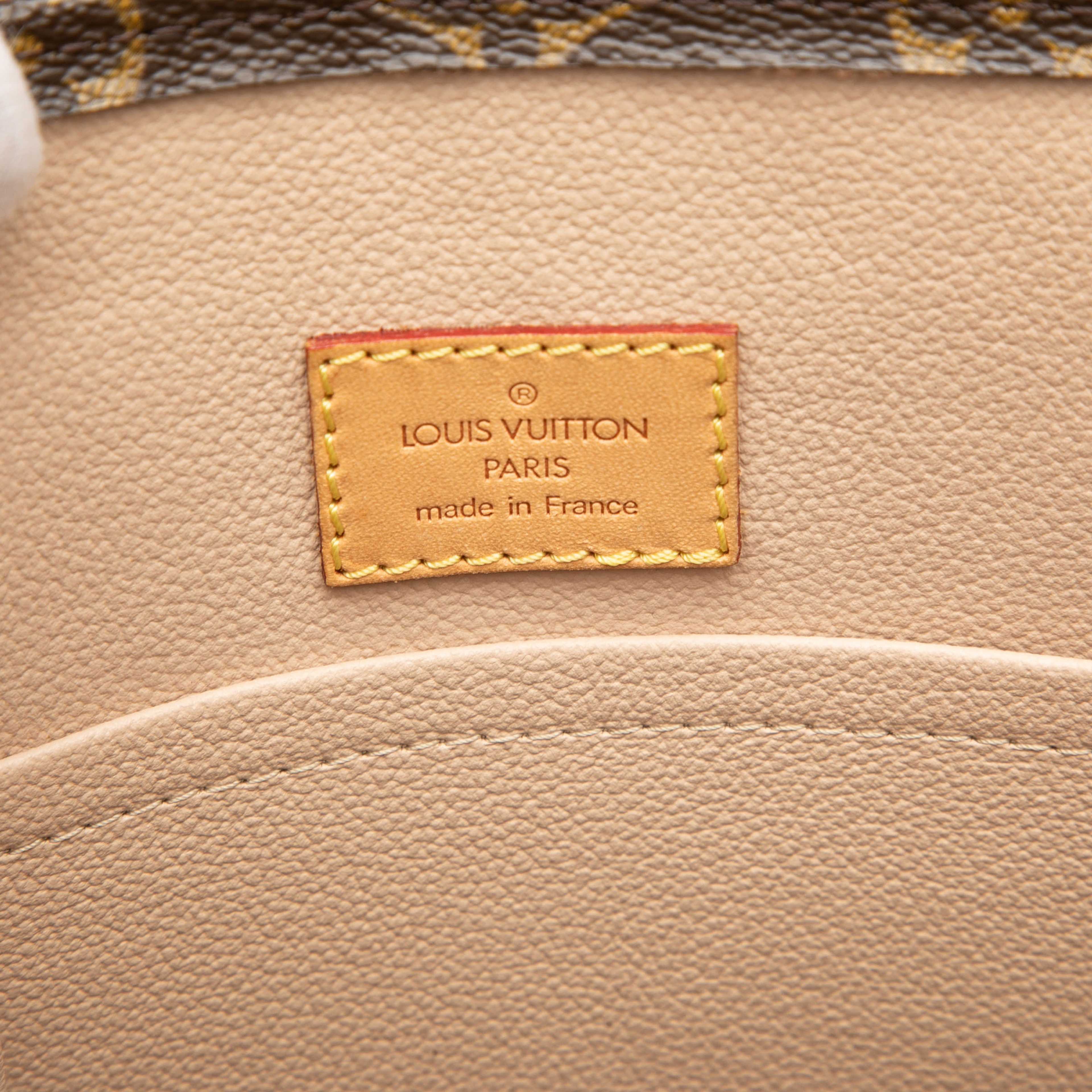 Louis Vuitton Monogram Sac Plat, från Luxclusif, i färgen brown. Klicka för att öppna bilden i stort format