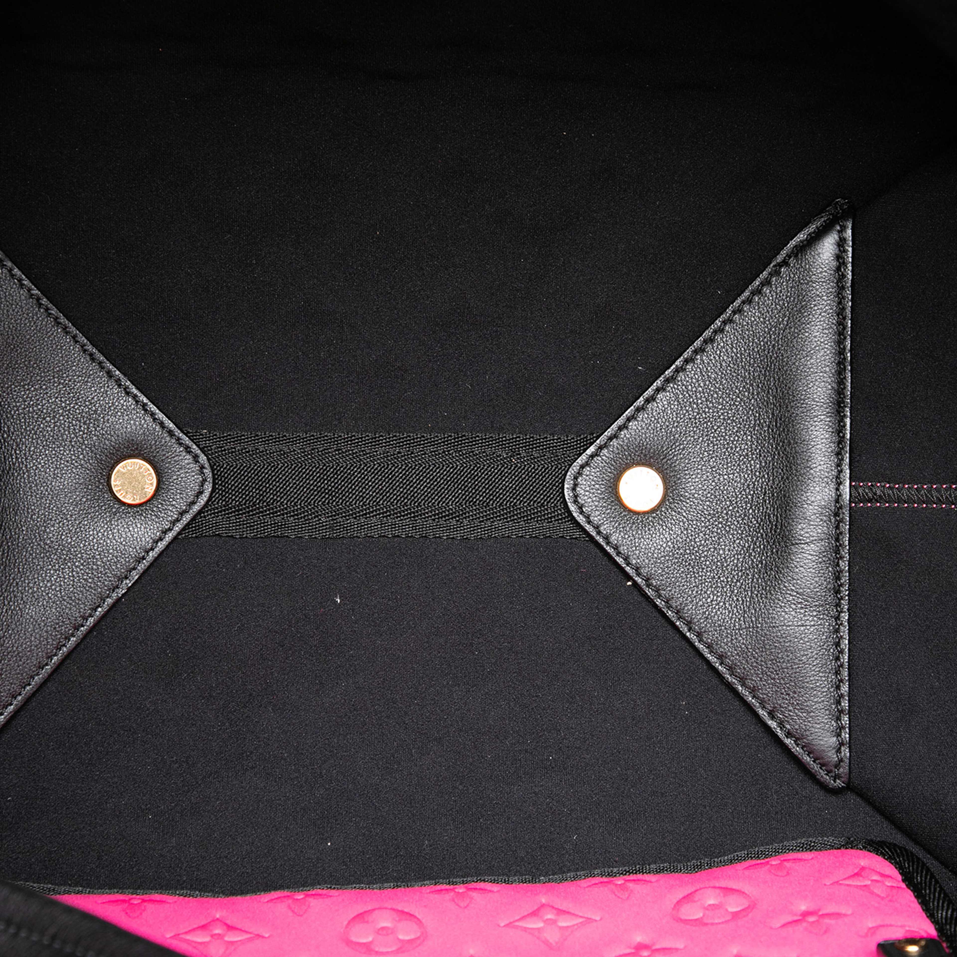 Louis Vuitton Monogram Embossed Neoprene Scuba Mm, från Luxclusif, i färgen pink. Klicka för att öppna bilden i stort format