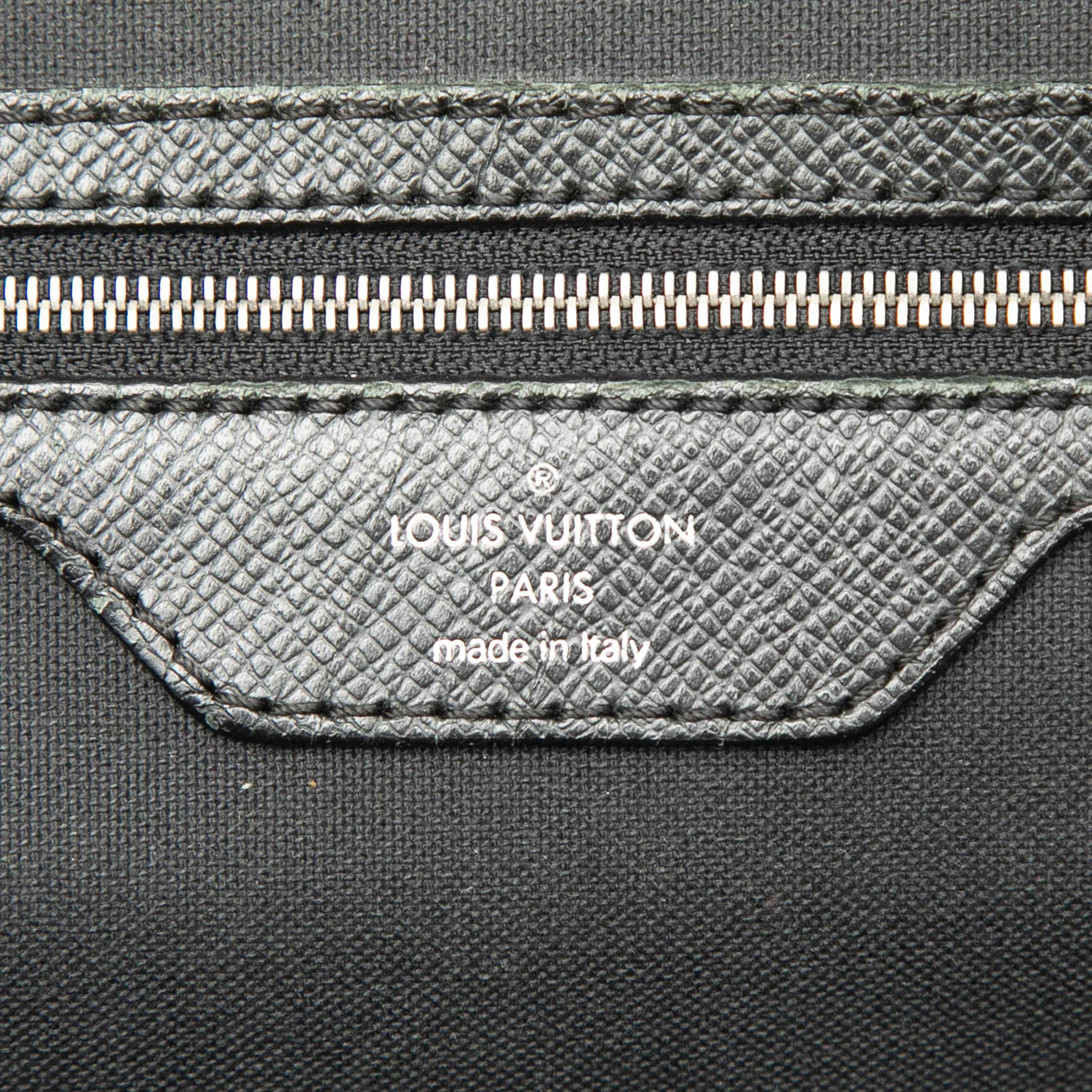 Louis Vuitton Taiga Igor Briefcase, från Luxclusif, i färgen black. Klicka för att öppna bilden i stort format