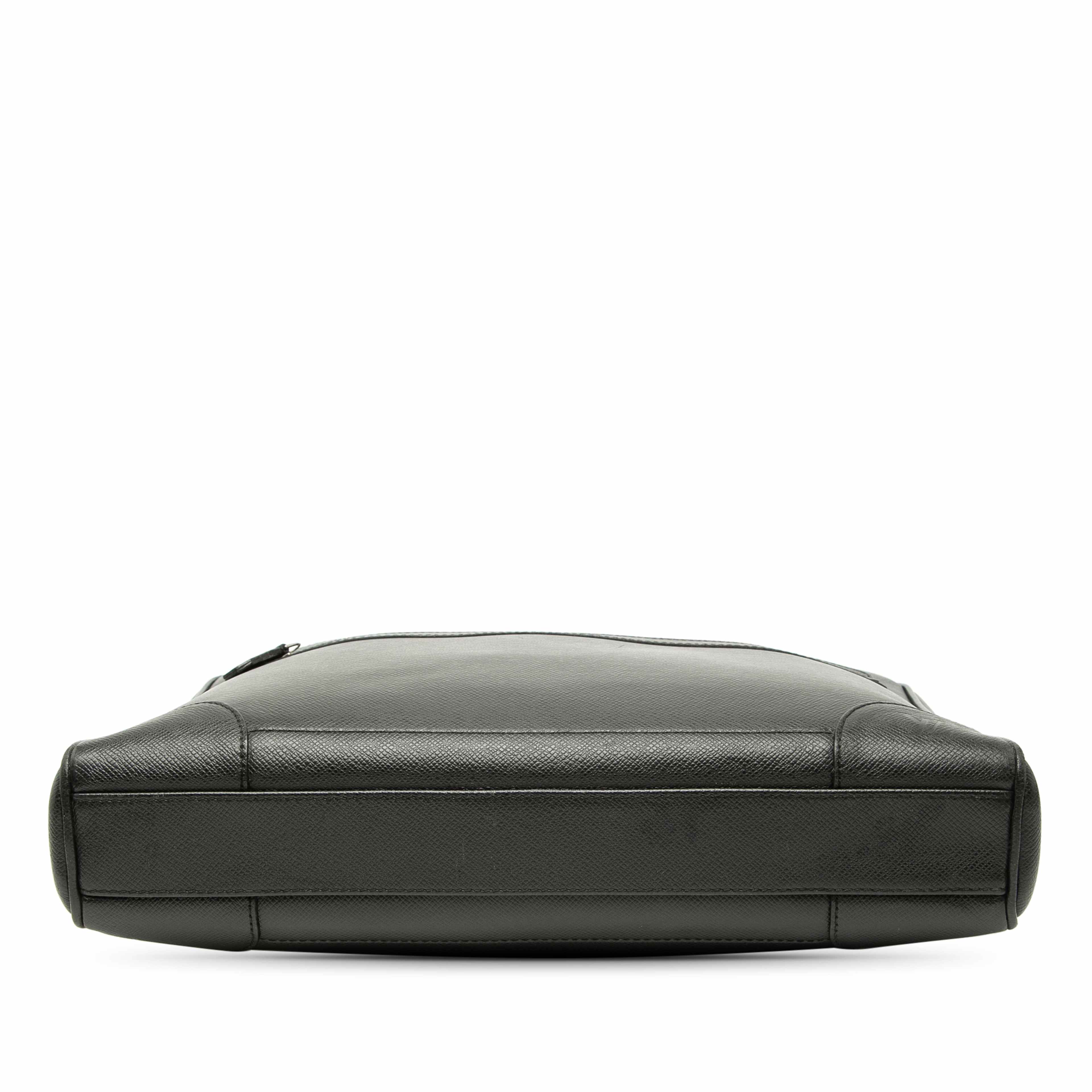 Louis Vuitton Taiga Igor Briefcase, från Luxclusif, i färgen black. Klicka för att öppna bilden i stort format