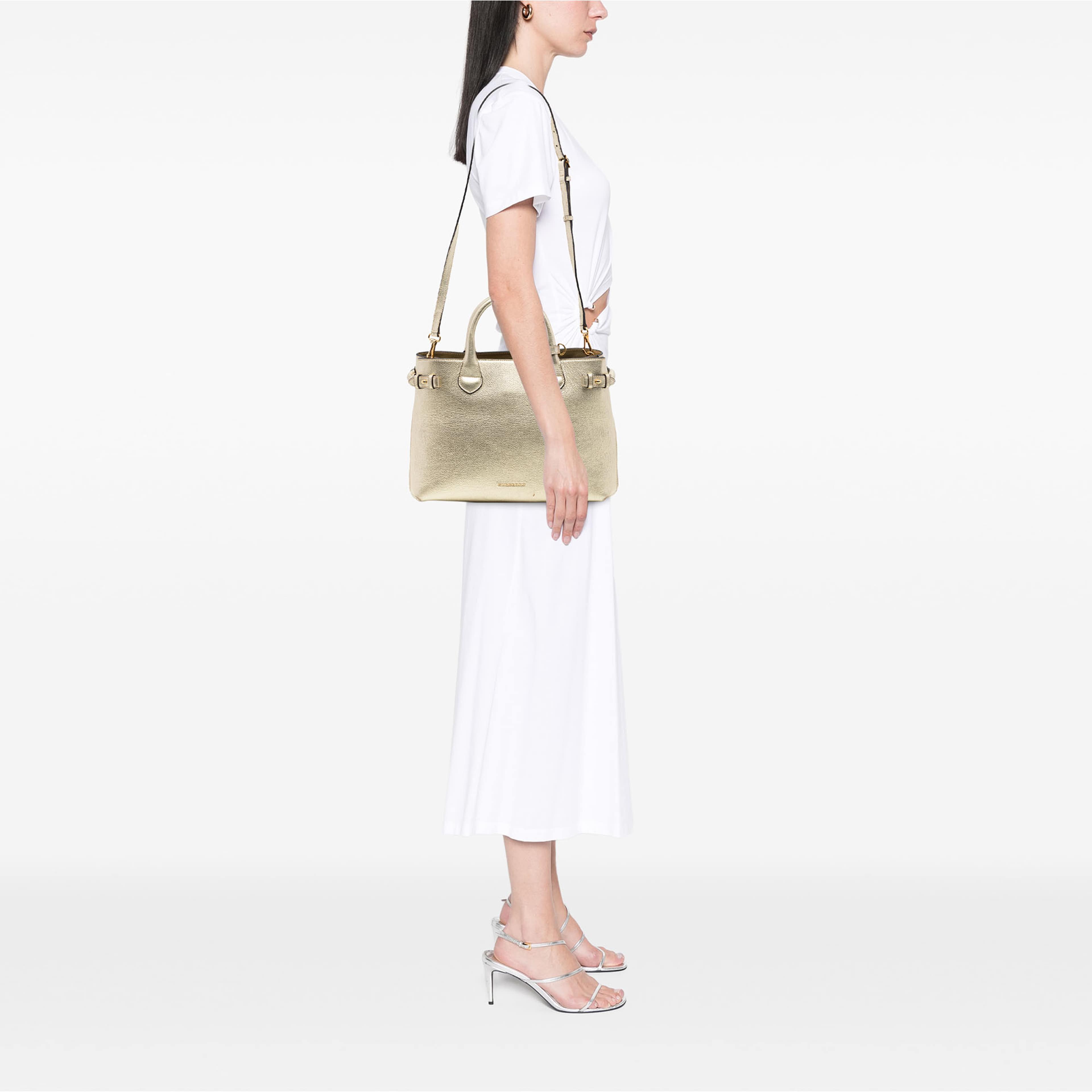 Burberry Medium Metallic Leather And House Check Banner Satchel, från Luxclusif, i färgen guld. Klicka för att öppna bilden i stort format