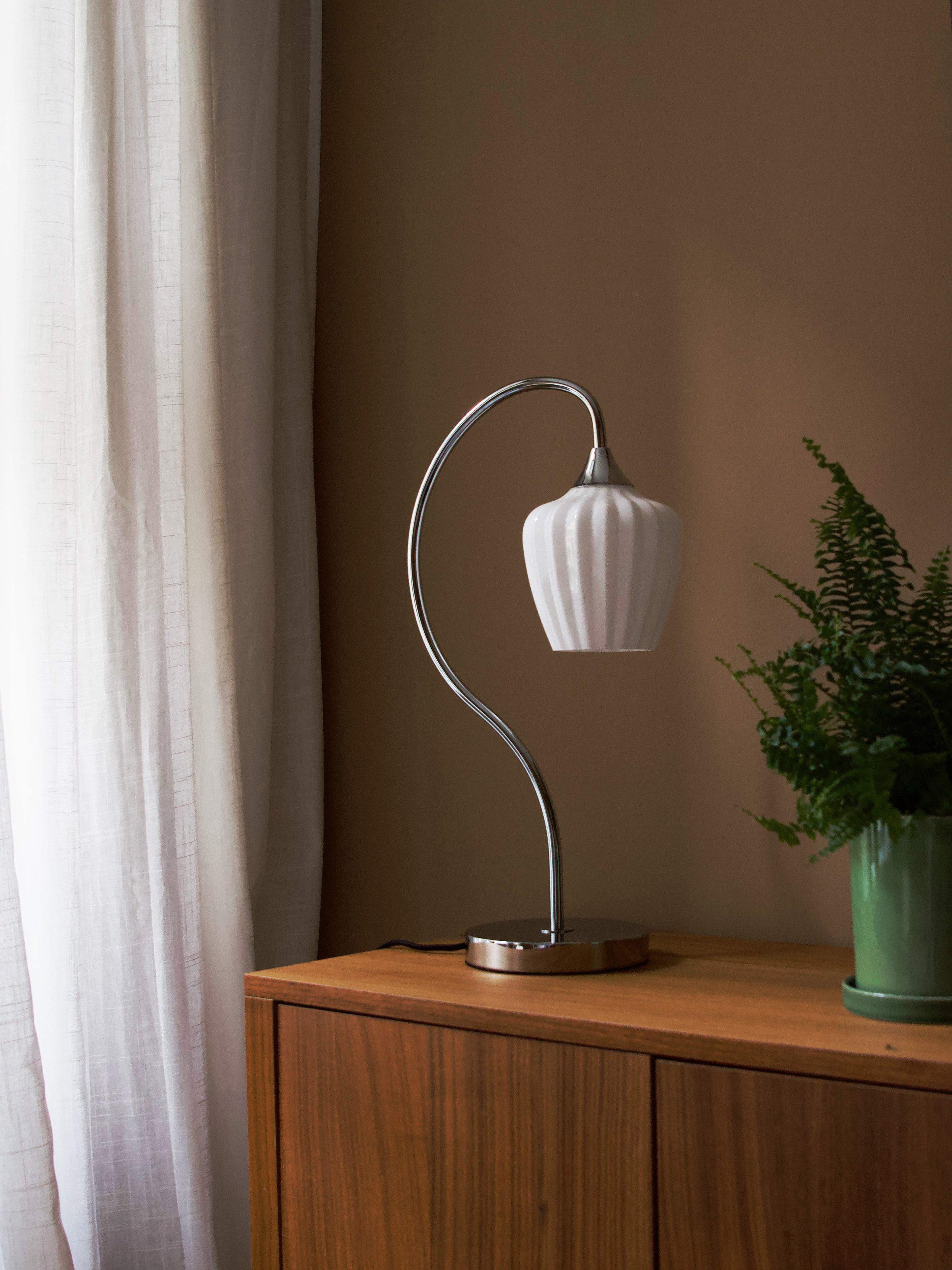 Amalfi Bordslampa, från PR Home, i färgen opal. Klicka för att öppna bilden i stort format