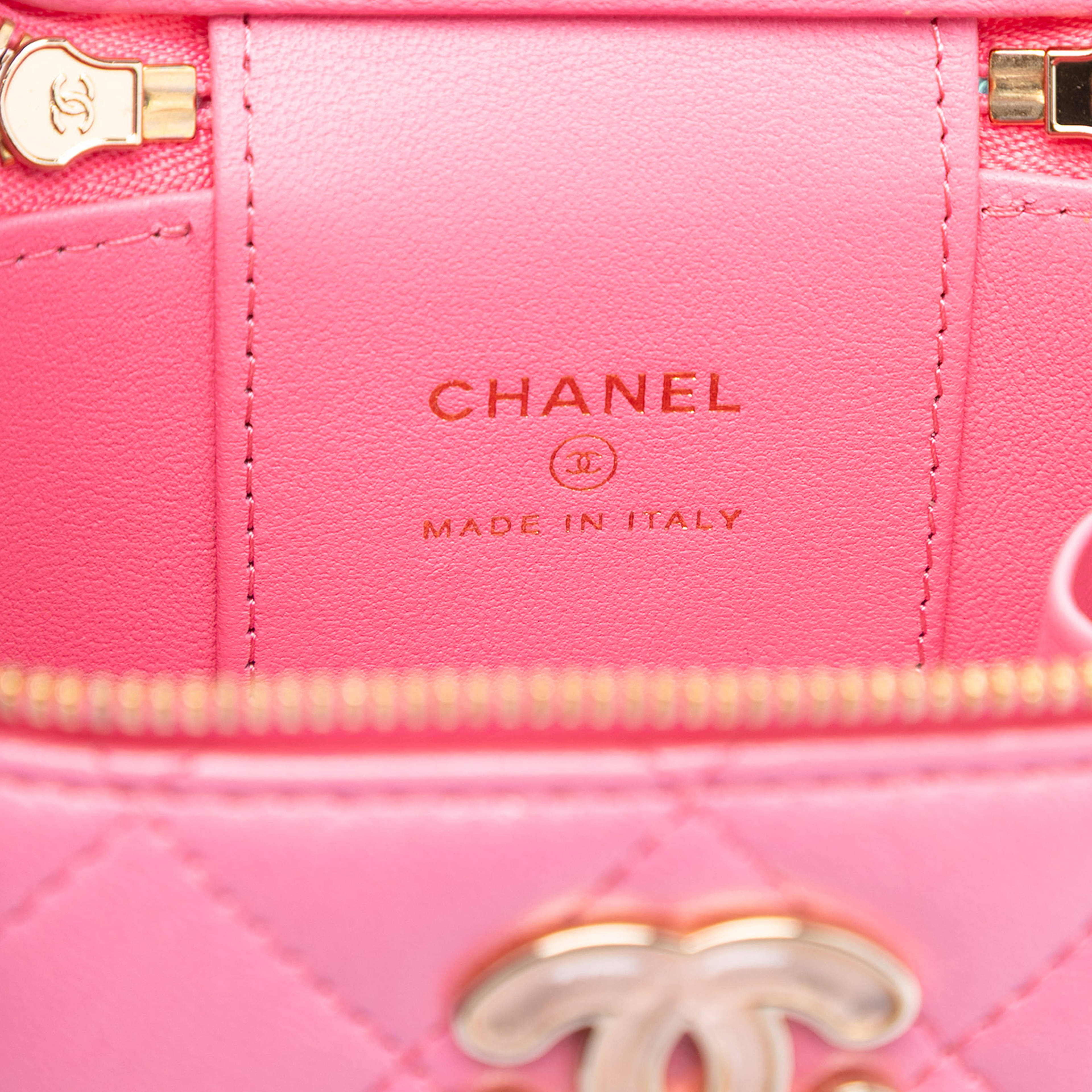 Chanel Mini Cc Quilted Lambskin Beaded Heart Charms Chain Vanity Case, från Luxclusif, i färgen pink. Klicka för att öppna bilden i stort format