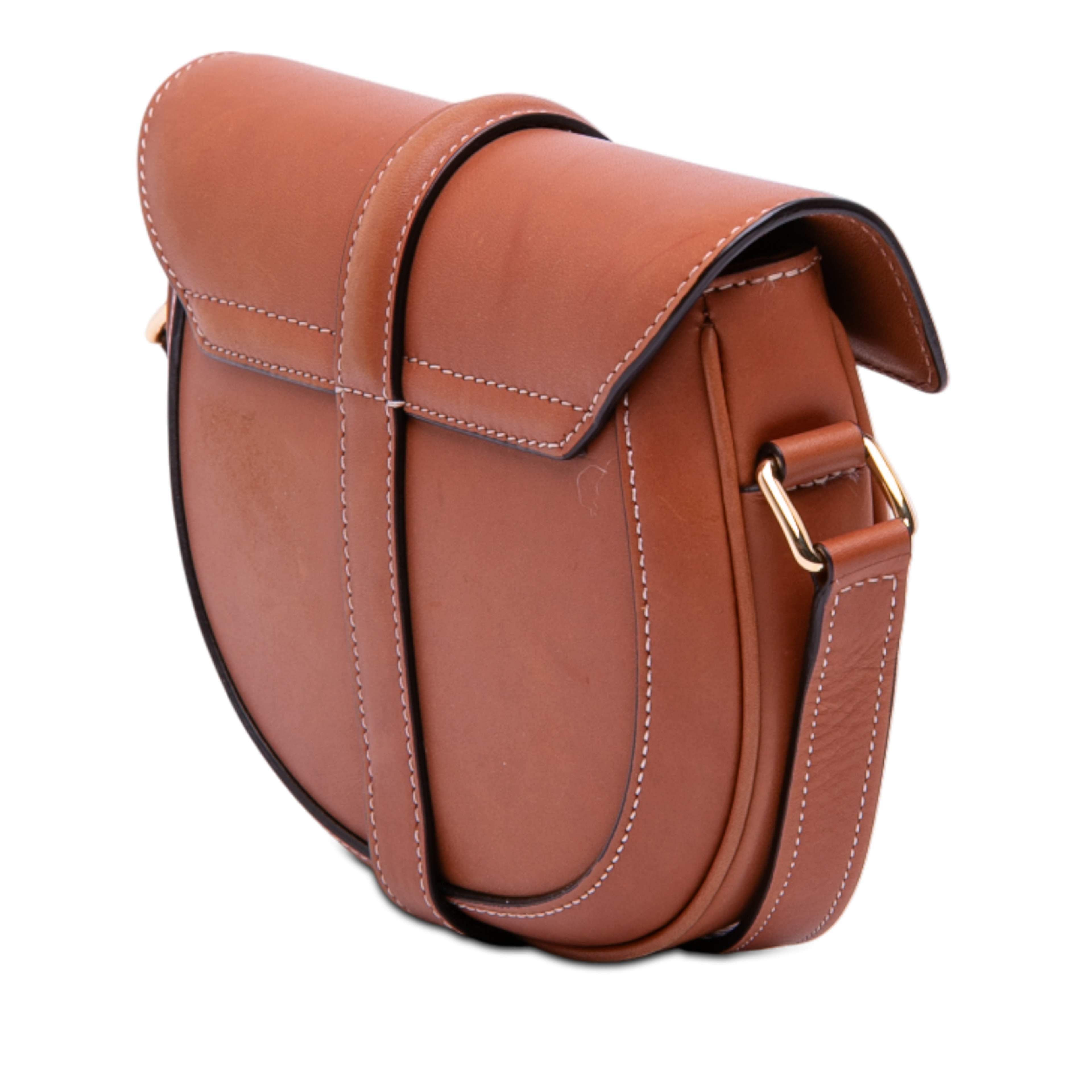 Celine Small Calfskin Besace 16 Crossbody, från Luxclusif, i färgen brun. Klicka för att öppna bilden i stort format