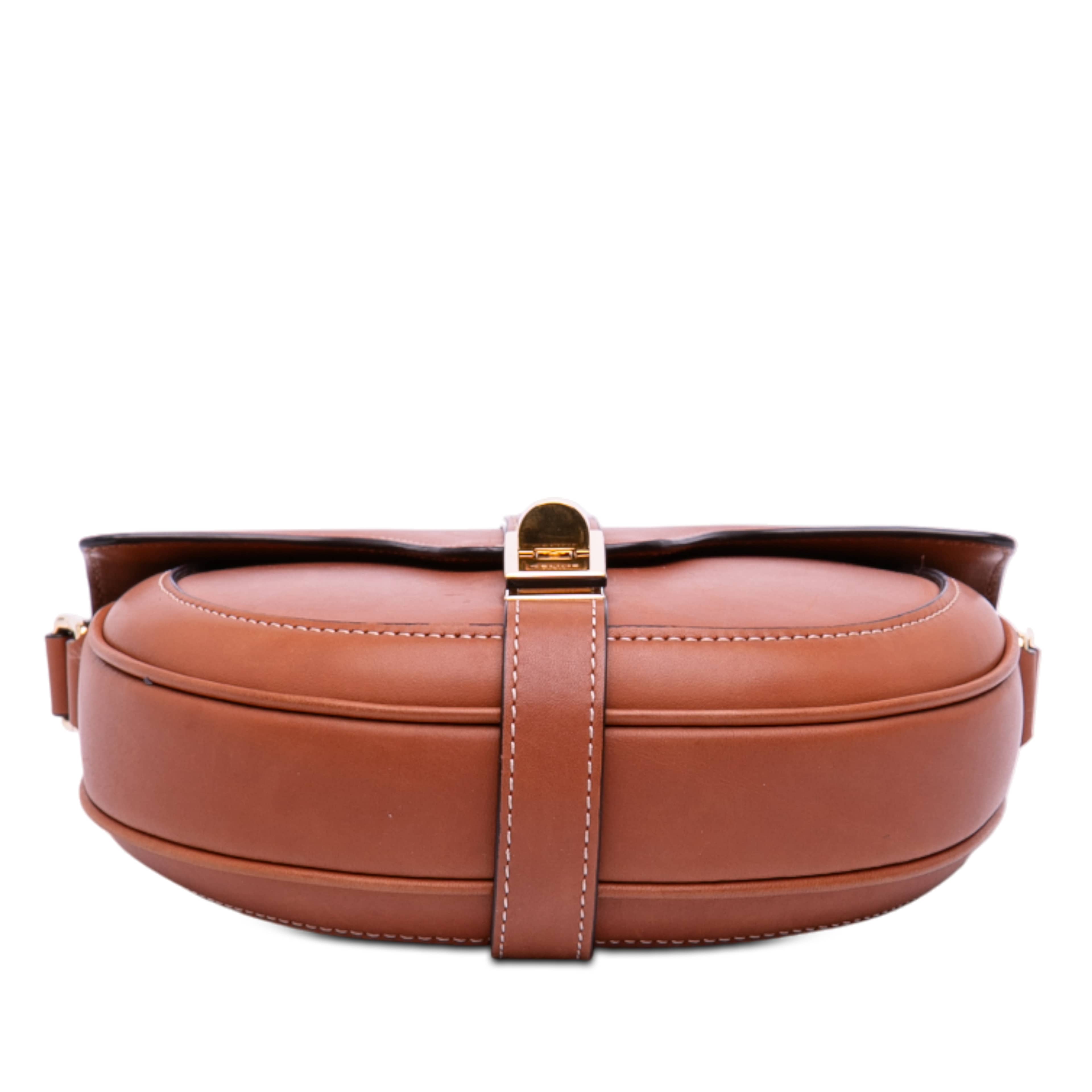 Celine Small Calfskin Besace 16 Crossbody, från Luxclusif, i färgen light brown. Klicka för att öppna bilden i stort format