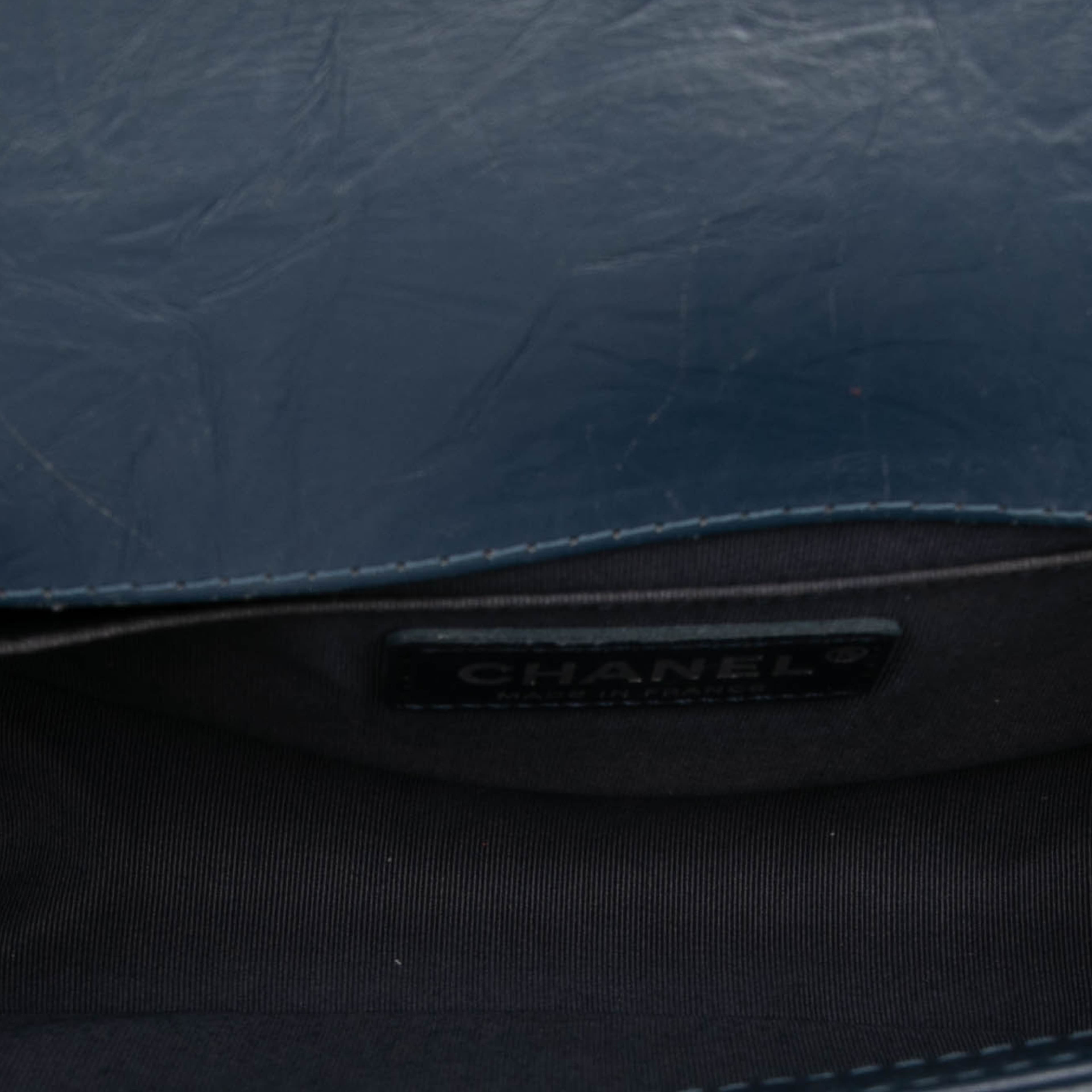 Chanel Small Chevron Aged Calfskin Jacket Boy Flap, från Luxclusif, i färgen navy. Klicka för att öppna bilden i stort format