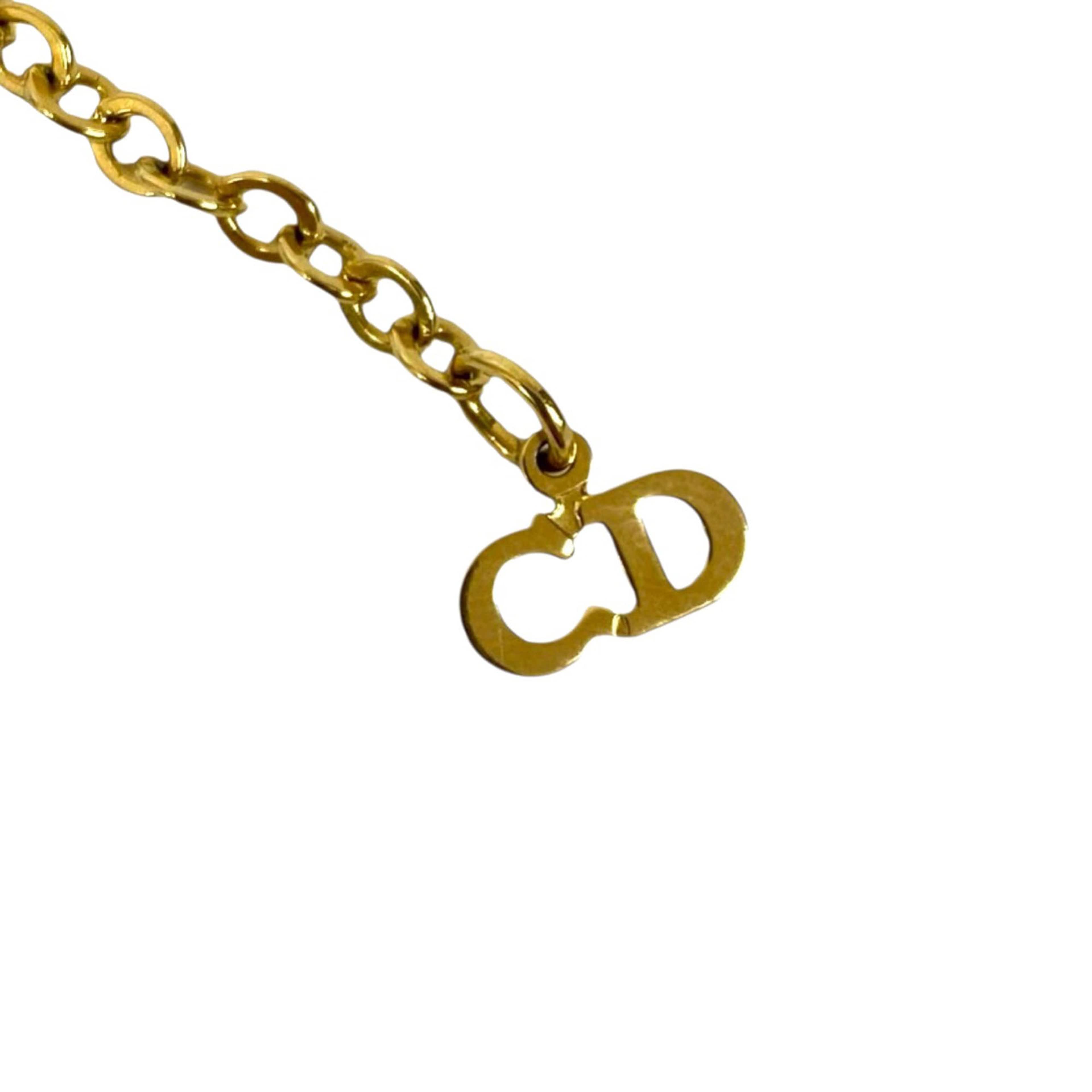 Dior Gold Plated Logo Pendant Necklace, från Luxclusif, i färgen gold. Klicka för att öppna bilden i stort format