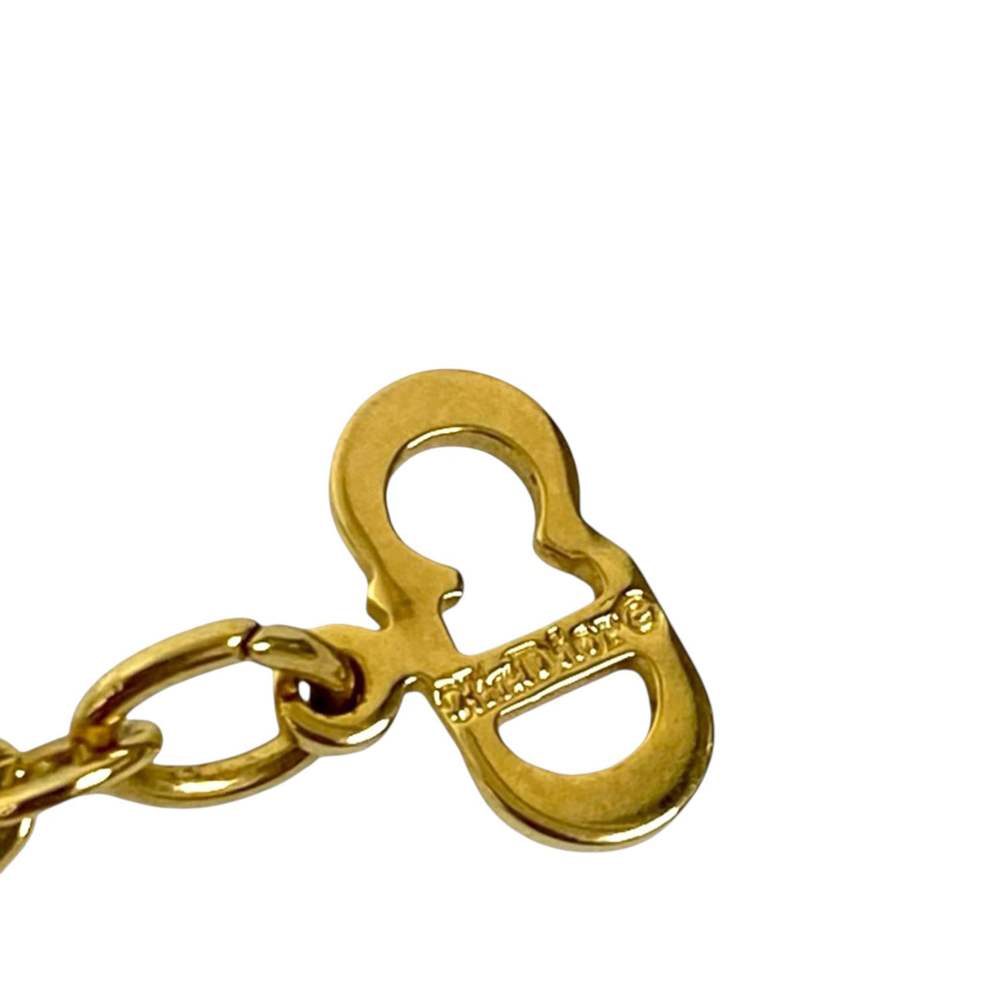 Dior Gold Plated Logo Pendant Necklace, från Luxclusif, i färgen gold. Klicka för att öppna bilden i stort format