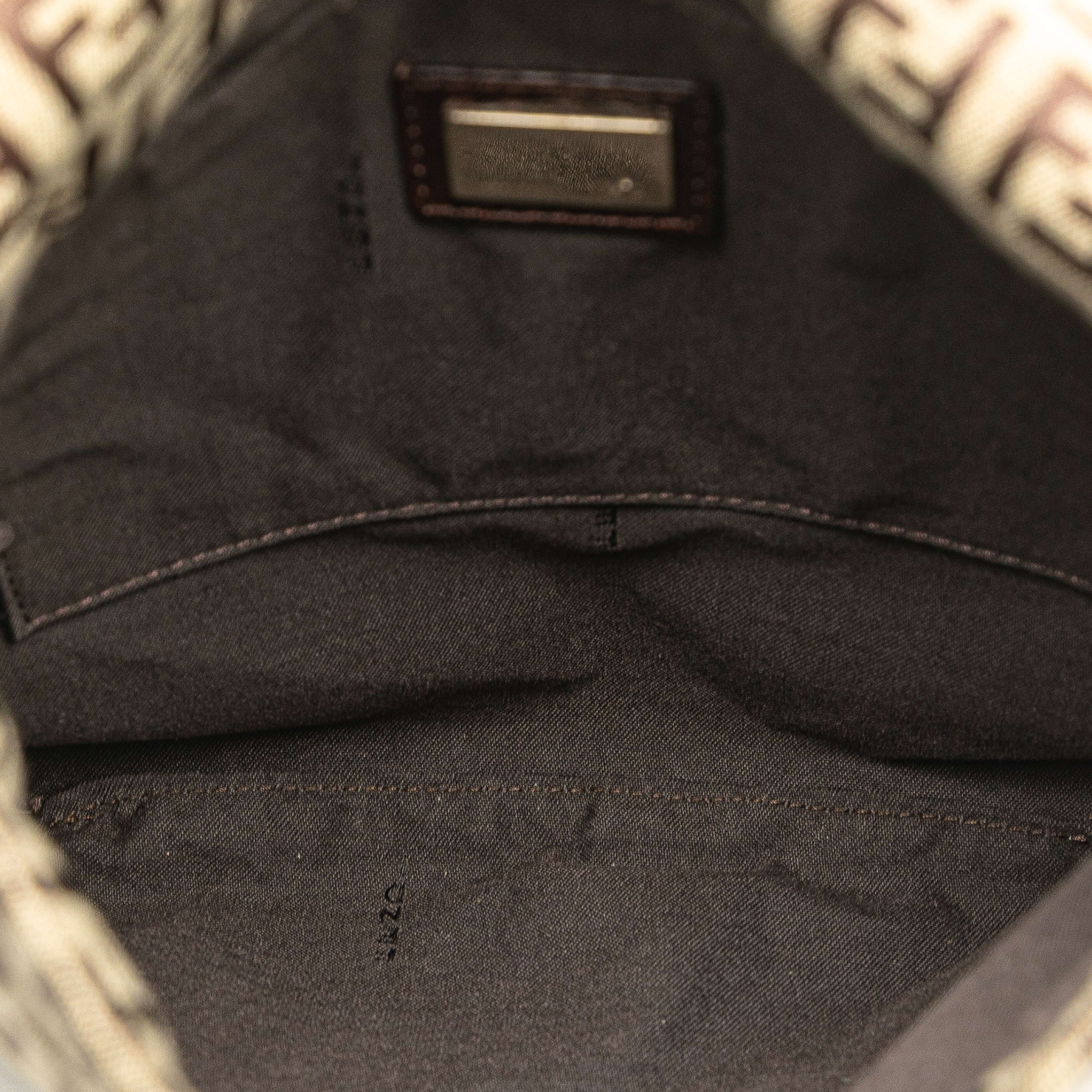 Fendi Zucchino Canvas Crossbody, från Luxclusif, i färgen beige. Klicka för att öppna bilden i stort format