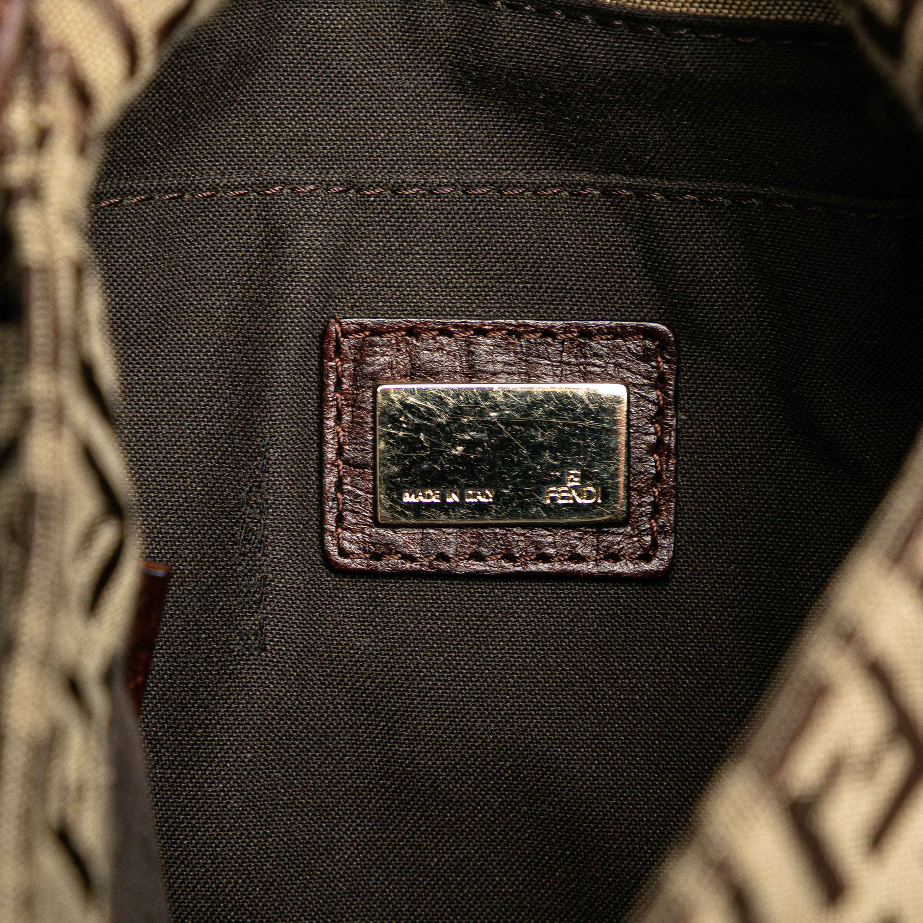 Fendi Zucchino Canvas Crossbody, från Luxclusif, i färgen beige. Klicka för att öppna bilden i stort format