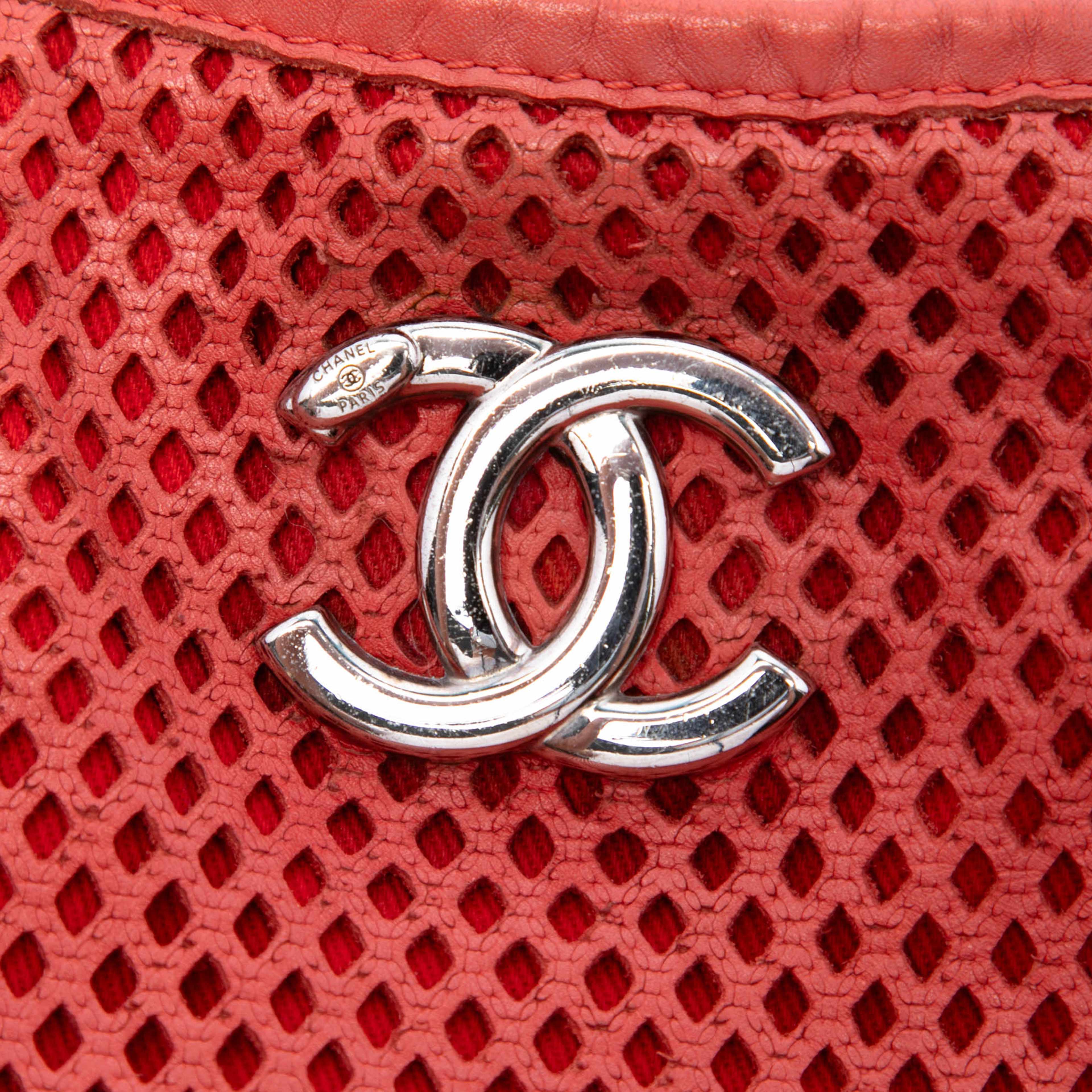 Chanel Perforated Calfskin Up In The Air Tote, från Luxclusif, i färgen röd. Klicka för att öppna bilden i stort format