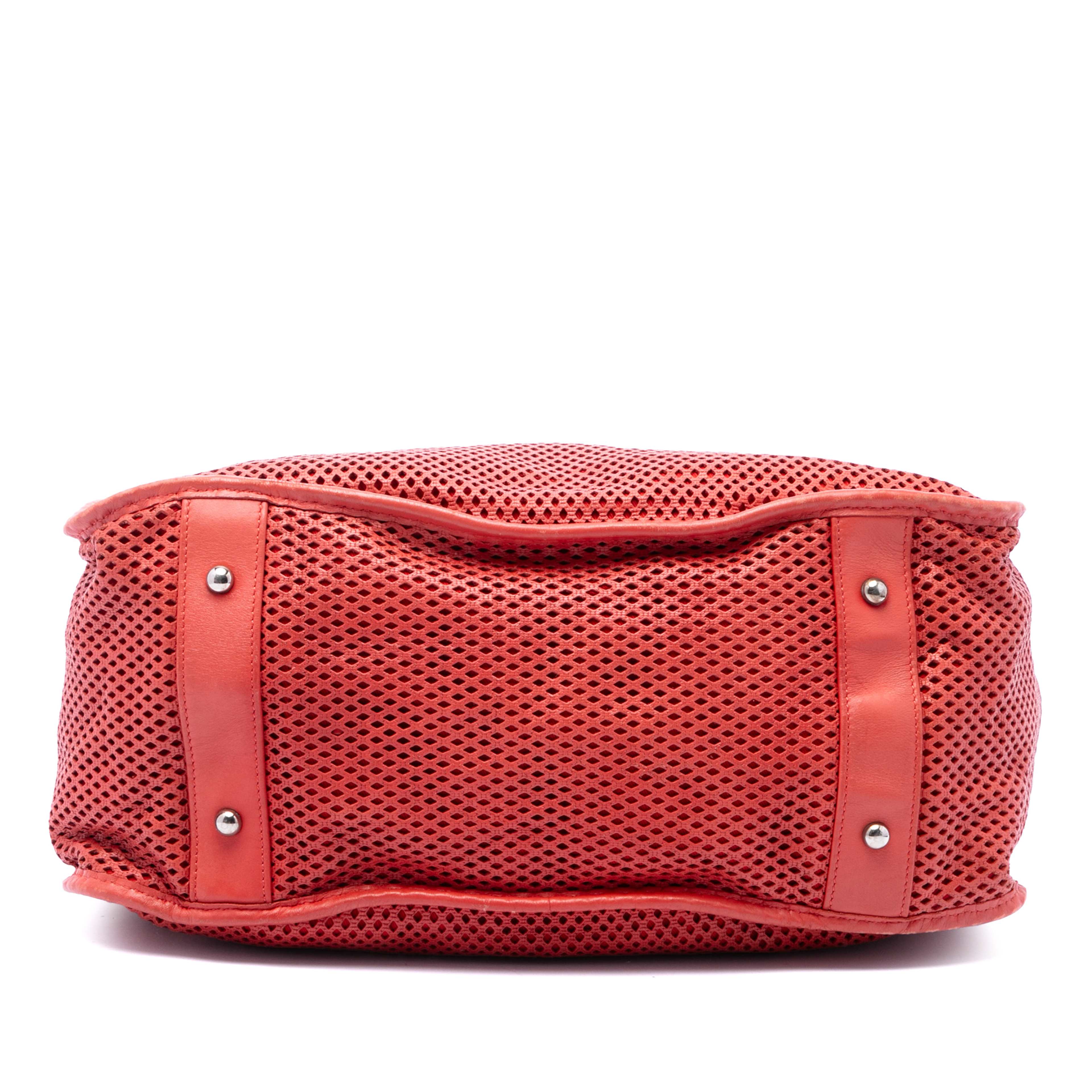 Chanel Perforated Calfskin Up In The Air Tote, från Luxclusif, i färgen röd. Klicka för att öppna bilden i stort format