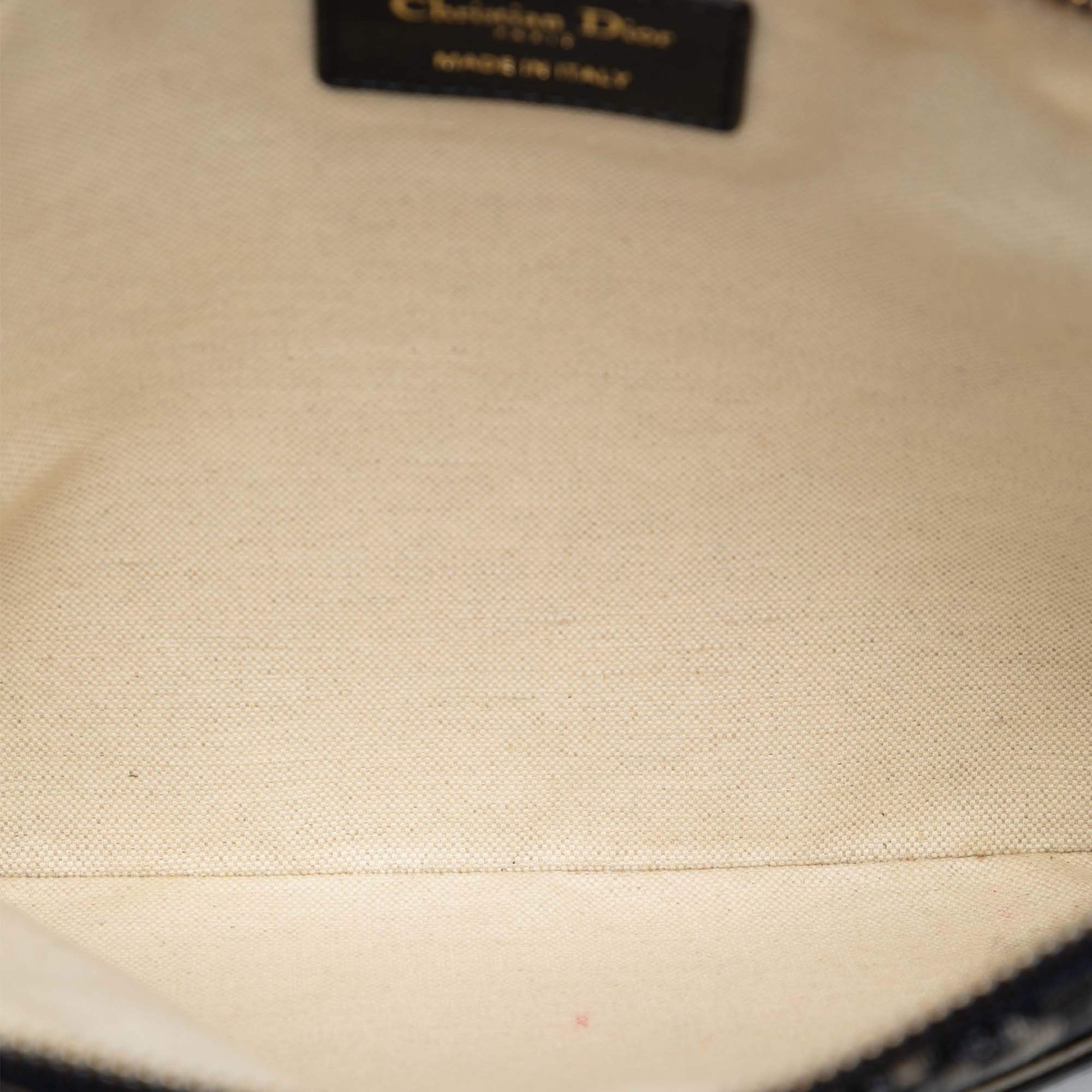 Dior Oblique Canvas Clutch, från Luxclusif, i färgen navy. Klicka för att öppna bilden i stort format