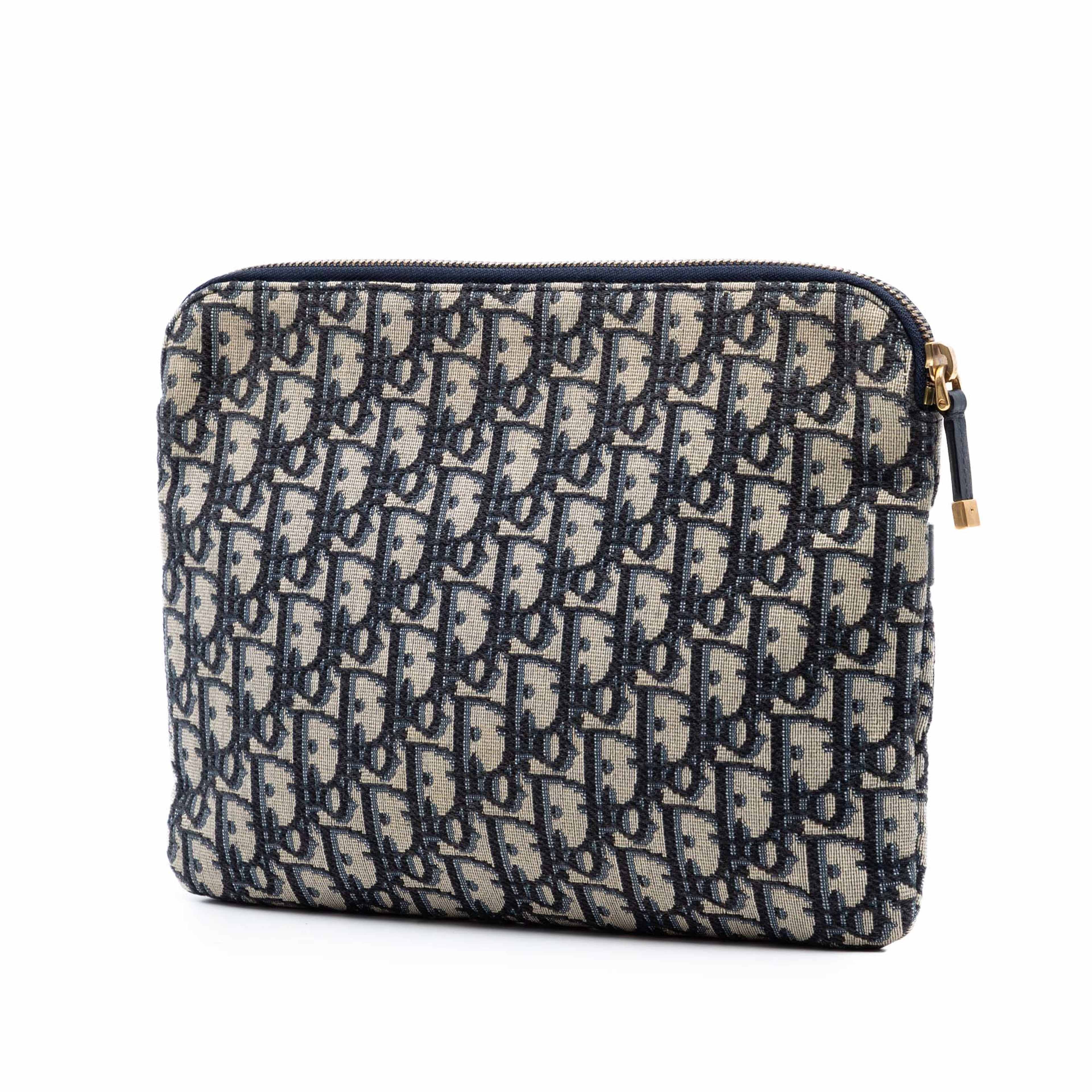 Dior Oblique Canvas Clutch, från Luxclusif, i färgen navy. Klicka för att öppna bilden i stort format