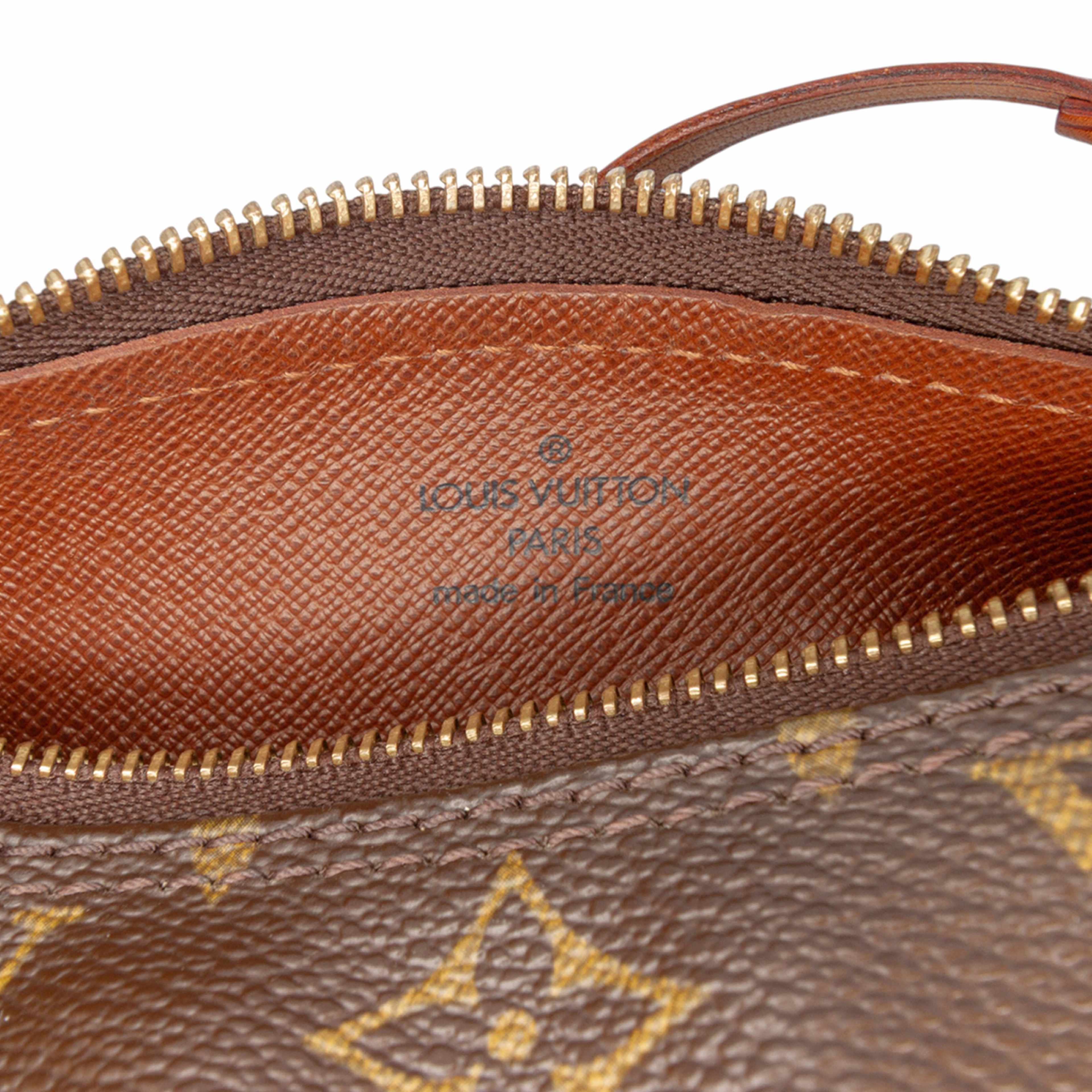 Louis Vuitton Monogram Papillon Pochette, från Luxclusif, i färgen brown. Klicka för att öppna bilden i stort format