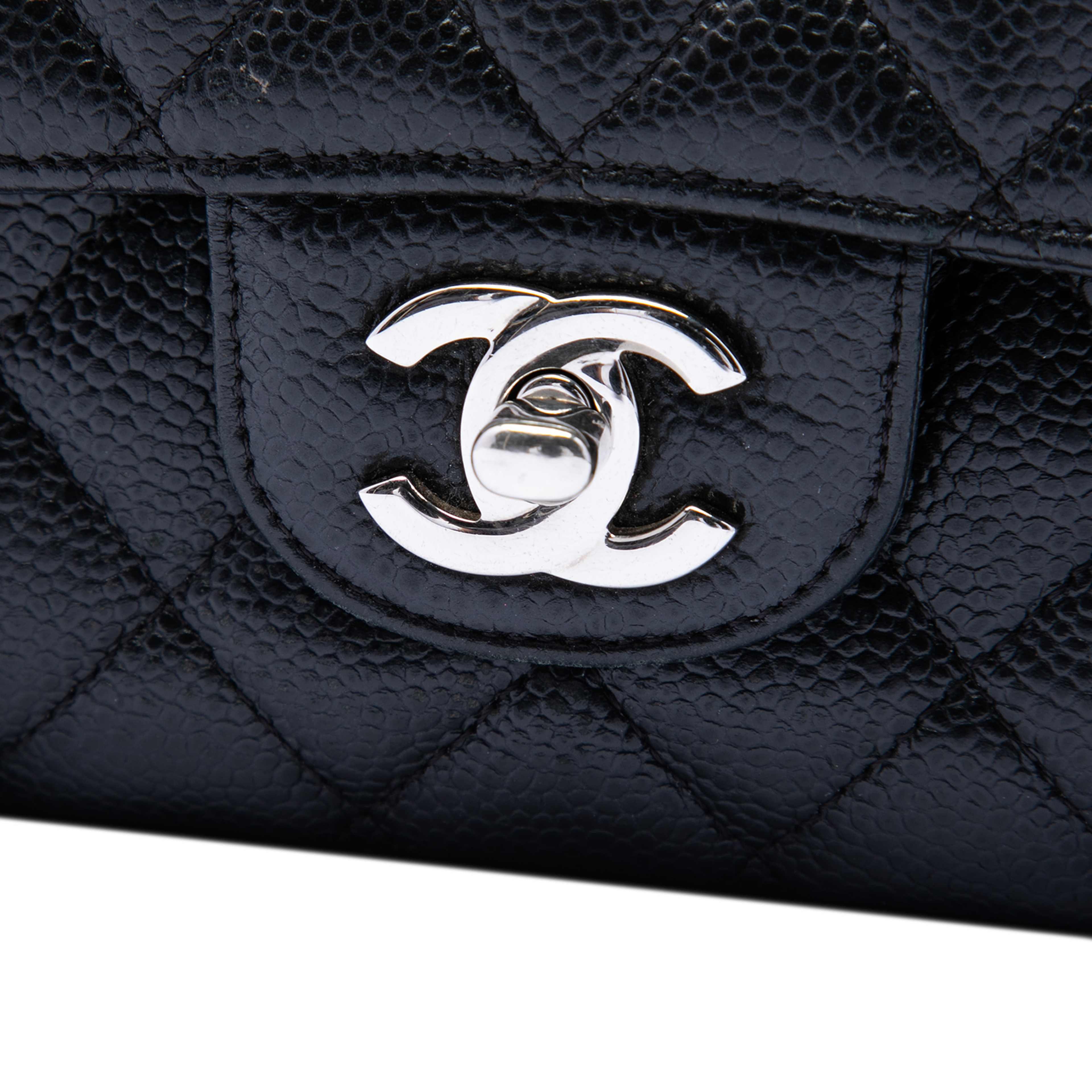 Chanel Medium Classic Caviar Double Flap, från Luxclusif, i färgen black. Klicka för att öppna bilden i stort format