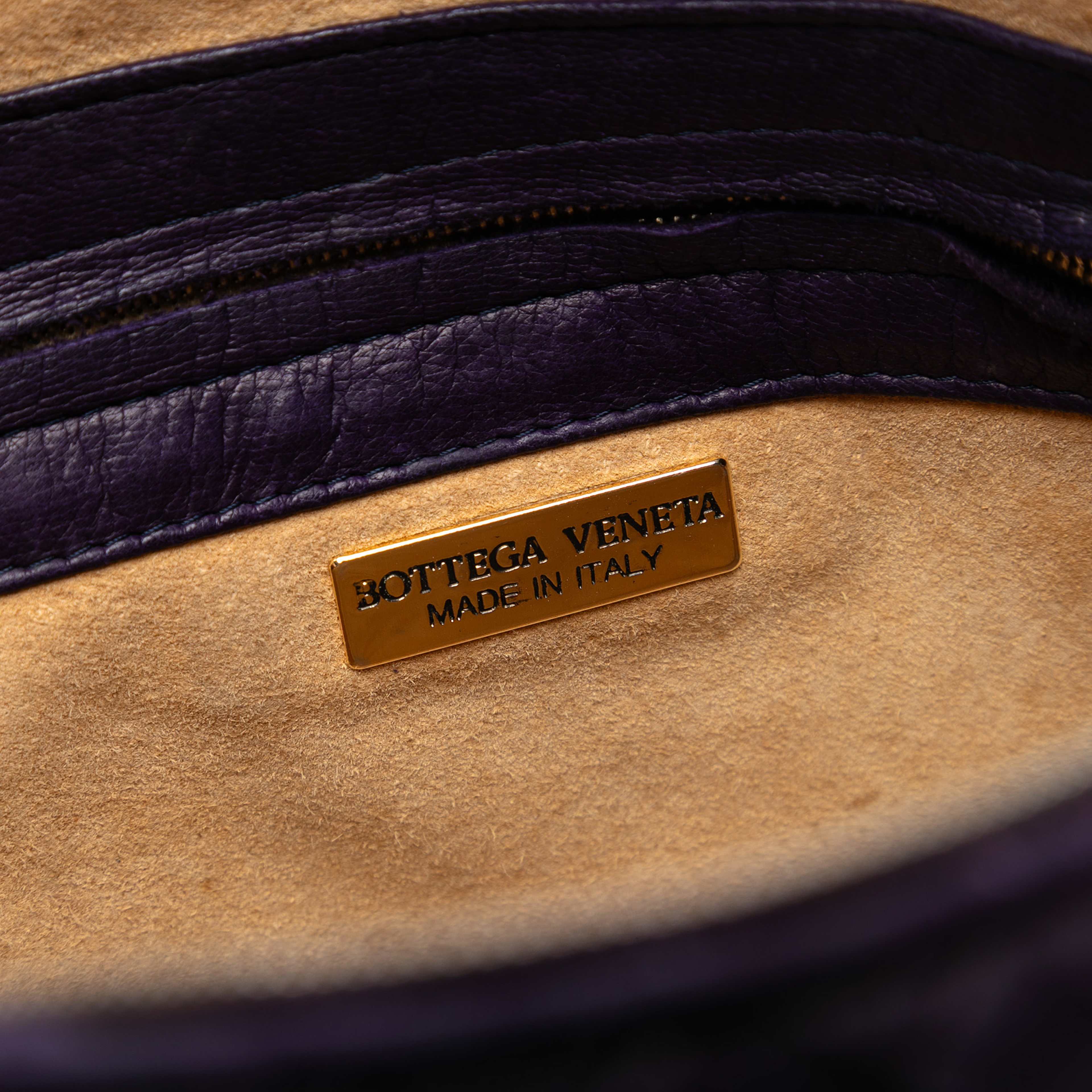 Bottega Veneta Nappa Intrecciato Crossbody, från Luxclusif, i färgen violet. Klicka för att öppna bilden i stort format
