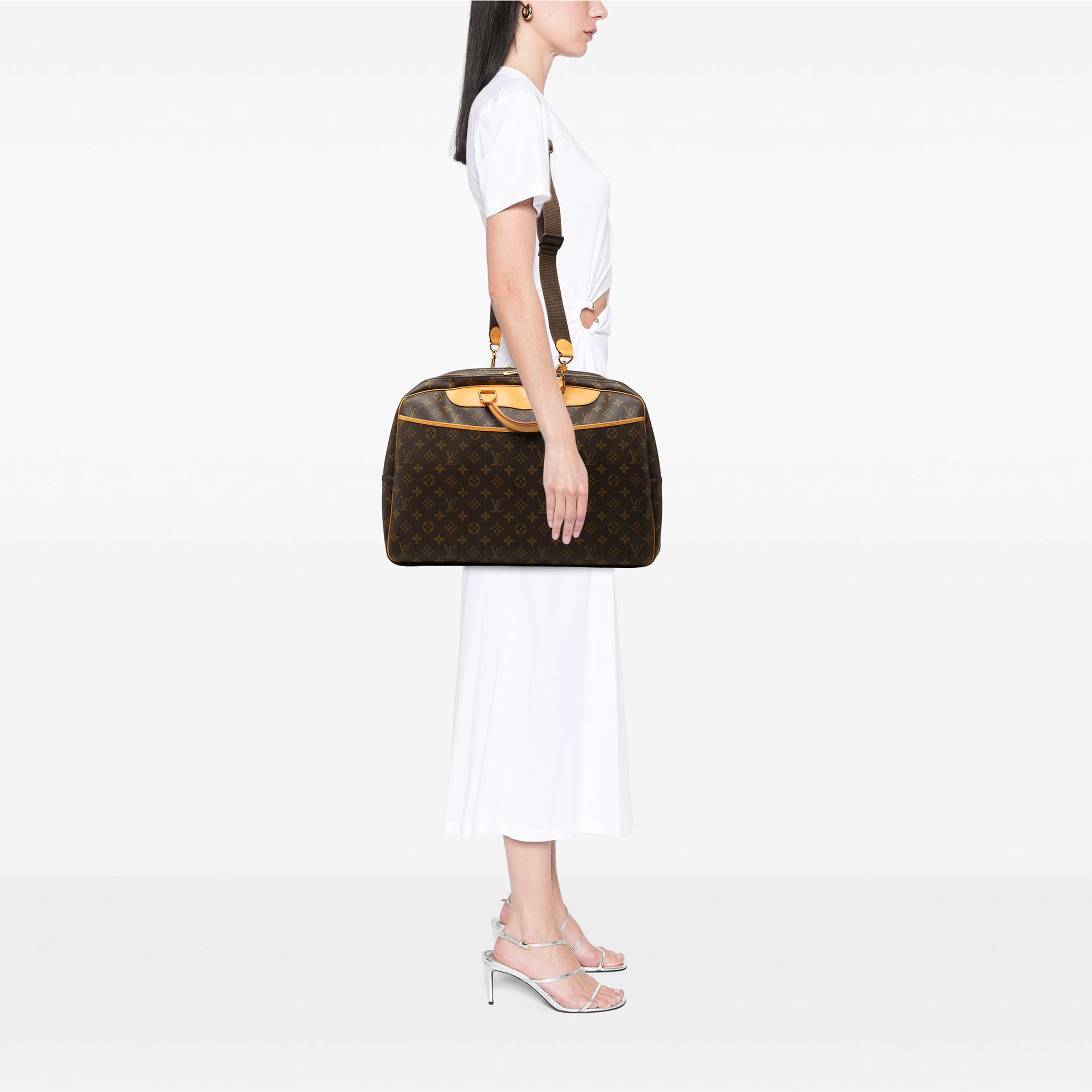 Louis Vuitton Monogram Alize 24 Heures, från Luxclusif, i färgen brun. Klicka för att öppna bilden i stort format