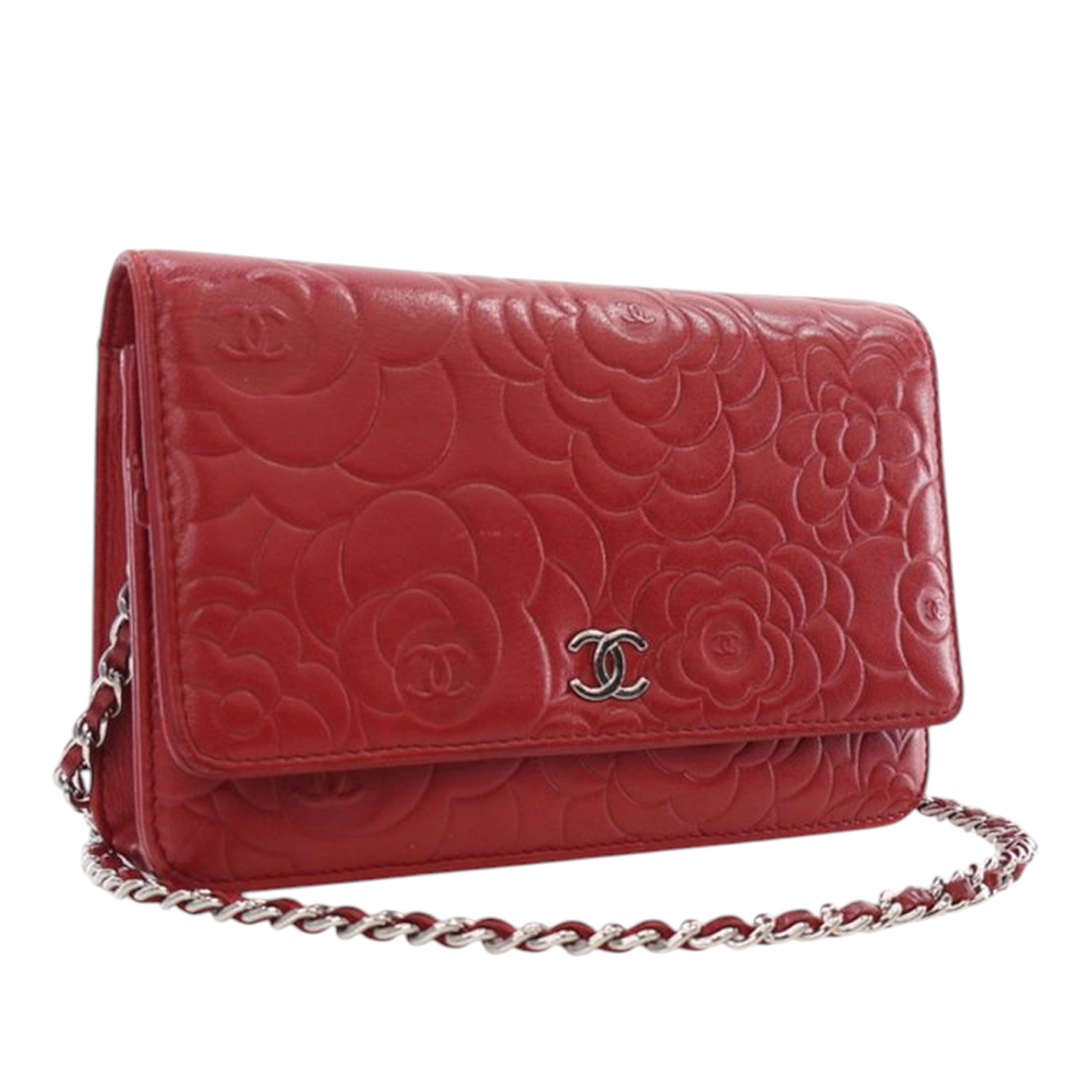 Chanel Cc Embossed Lambskin Camellia Wallet On Chain, från Luxclusif, i färgen röd. Klicka för att öppna bilden i stort format