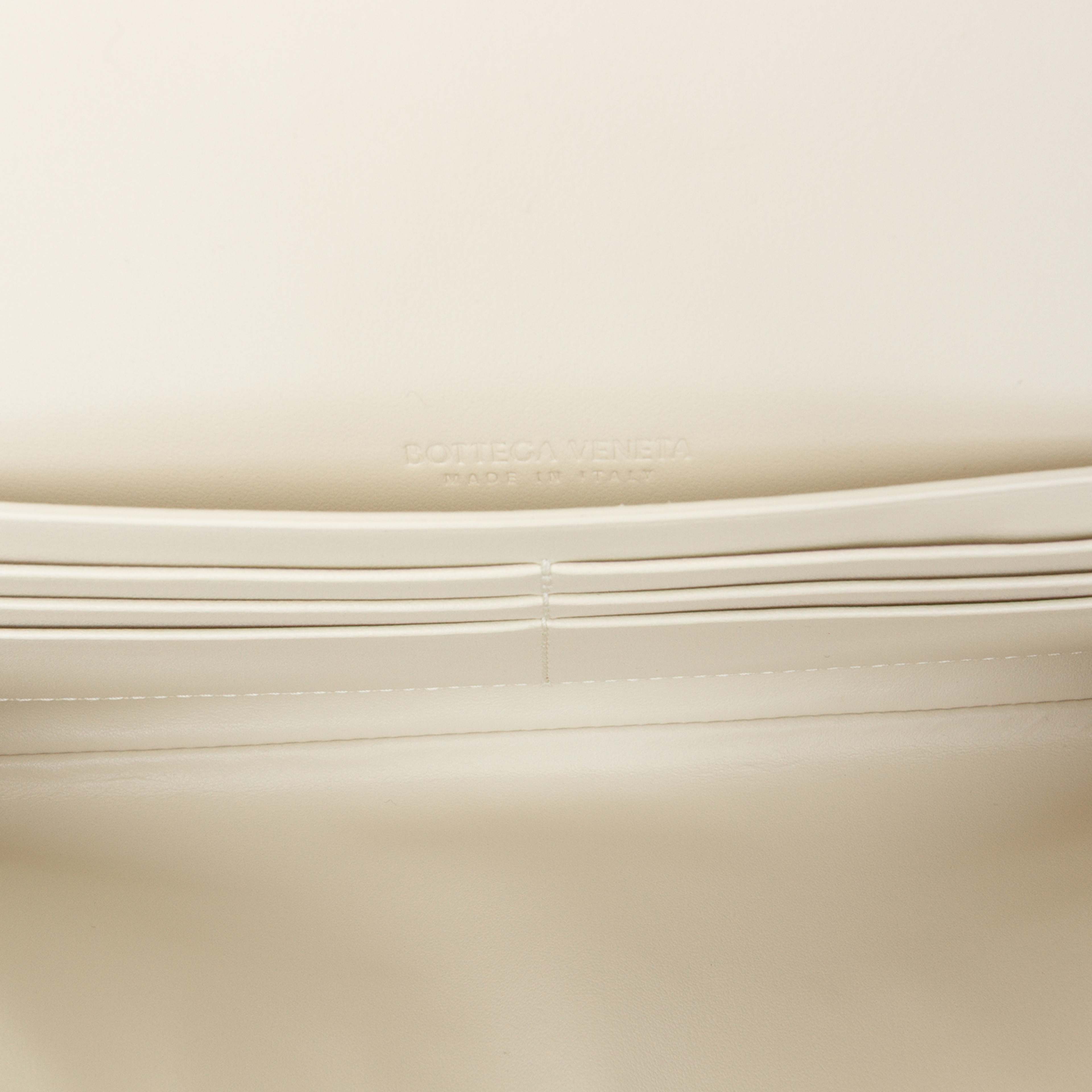 Bottega Veneta Lambskin Intrecciato Andiamo Clutch, från Luxclusif, i färgen white. Klicka för att öppna bilden i stort format