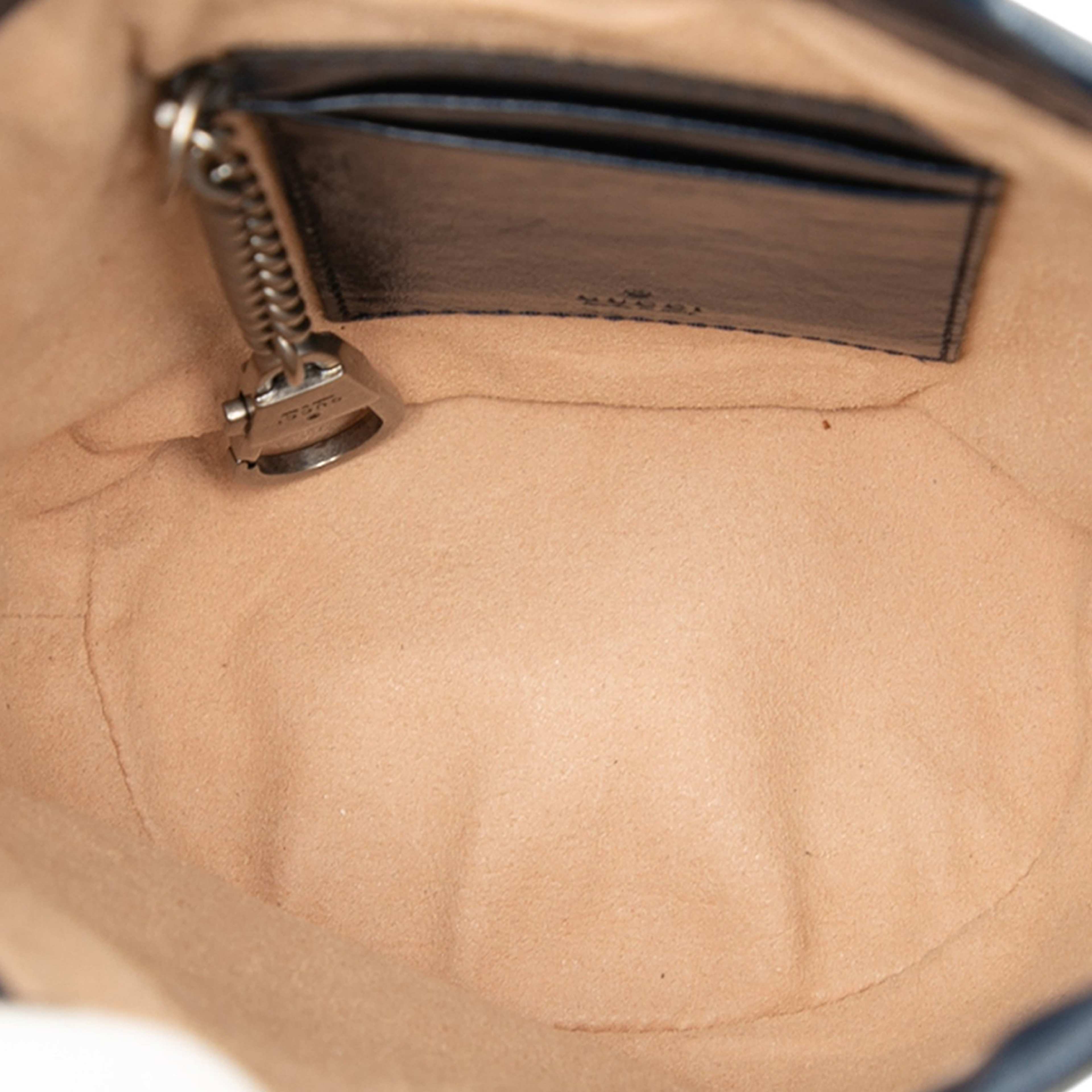 Gucci Mini Gg Marmont Matelasse Diagonal Leather Torchon Bucket Bag, från Luxclusif, i färgen navy. Klicka för att öppna bilden i stort format