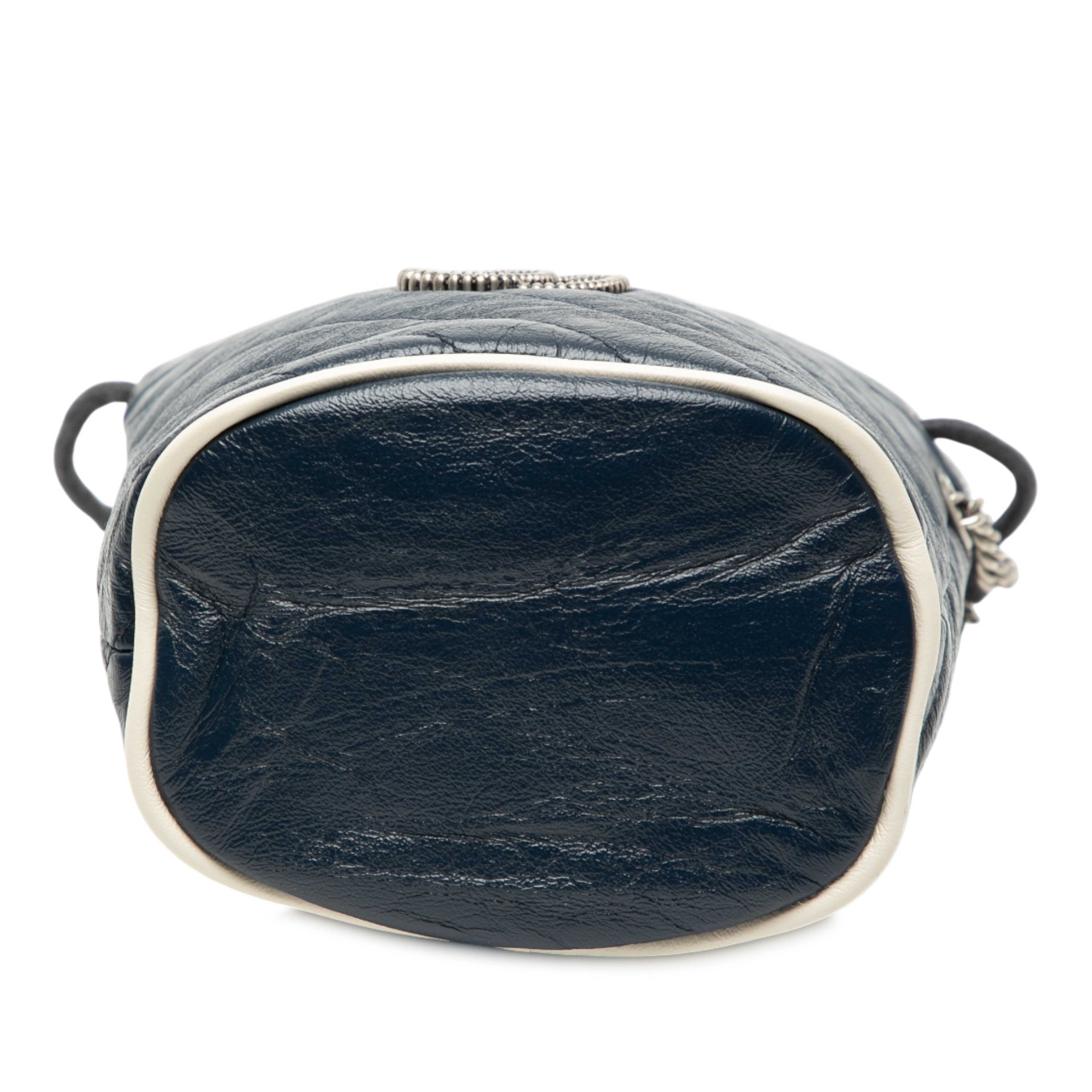 Gucci Mini Gg Marmont Matelasse Diagonal Leather Torchon Bucket Bag, från Luxclusif, i färgen navy. Klicka för att öppna bilden i stort format