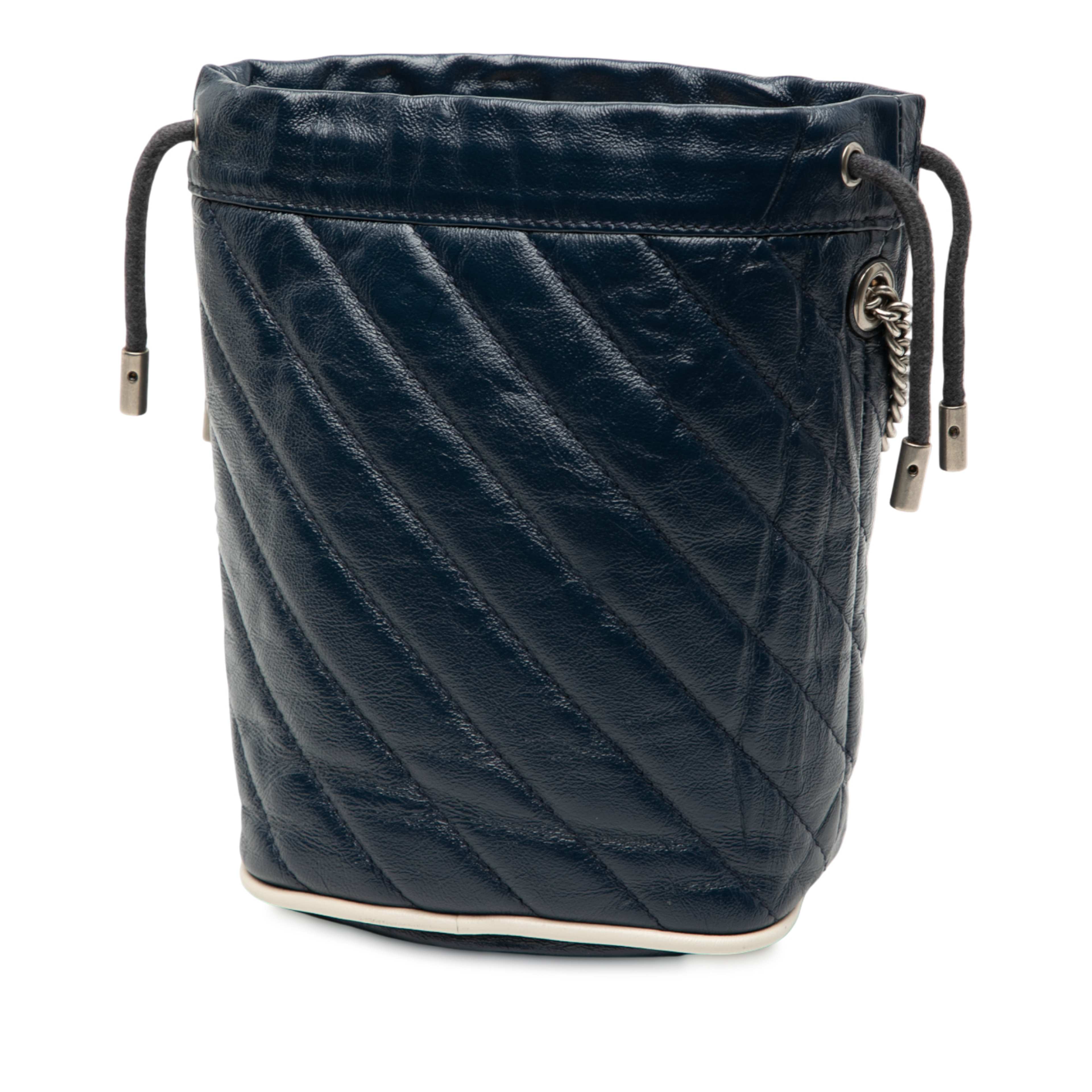 Gucci Mini Gg Marmont Matelasse Diagonal Leather Torchon Bucket Bag, från Luxclusif, i färgen navy. Klicka för att öppna bilden i stort format