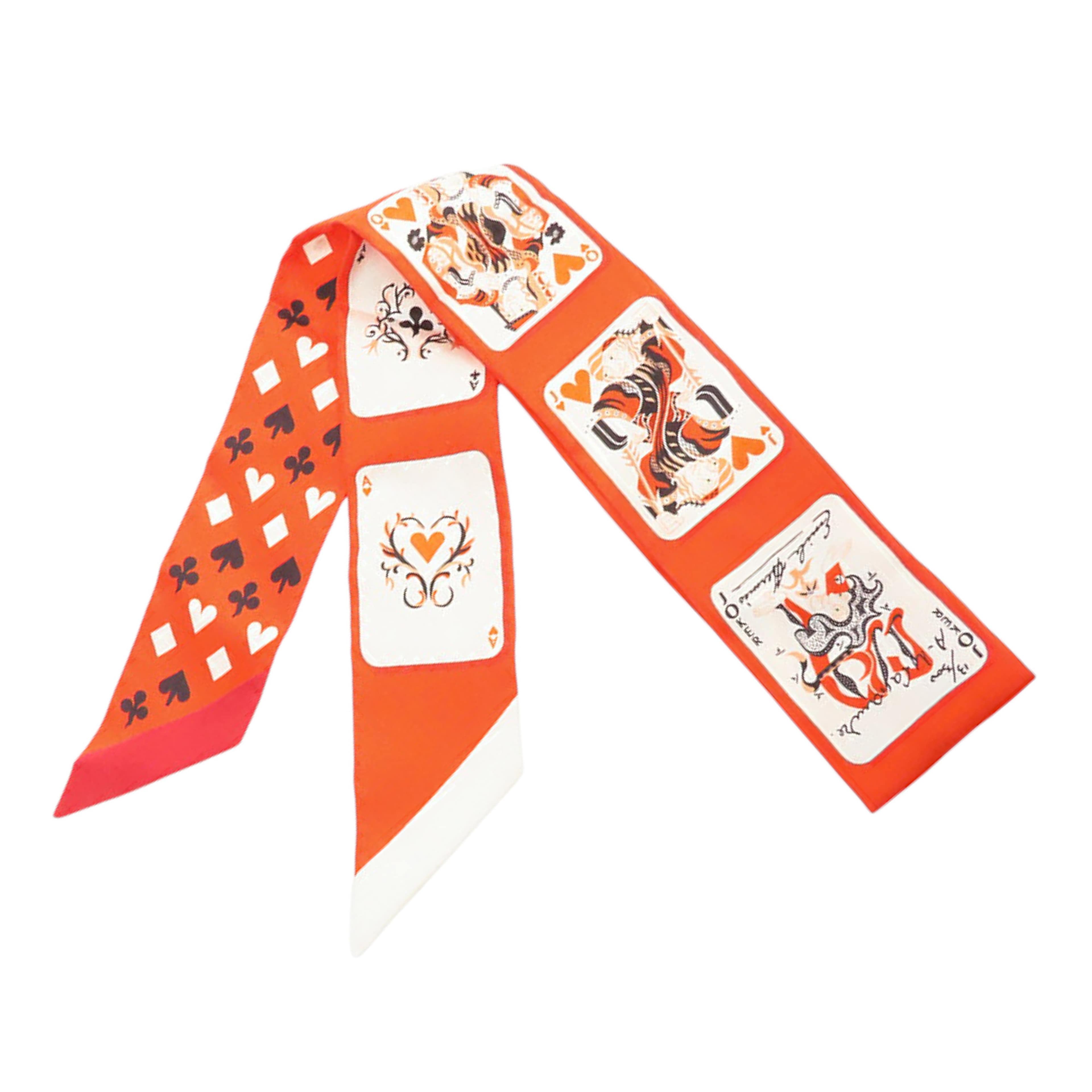 Hermès Jeu De Cartes Silk Twilly Scarf, från Luxclusif, i färgen orange. Klicka för att öppna bilden i stort format