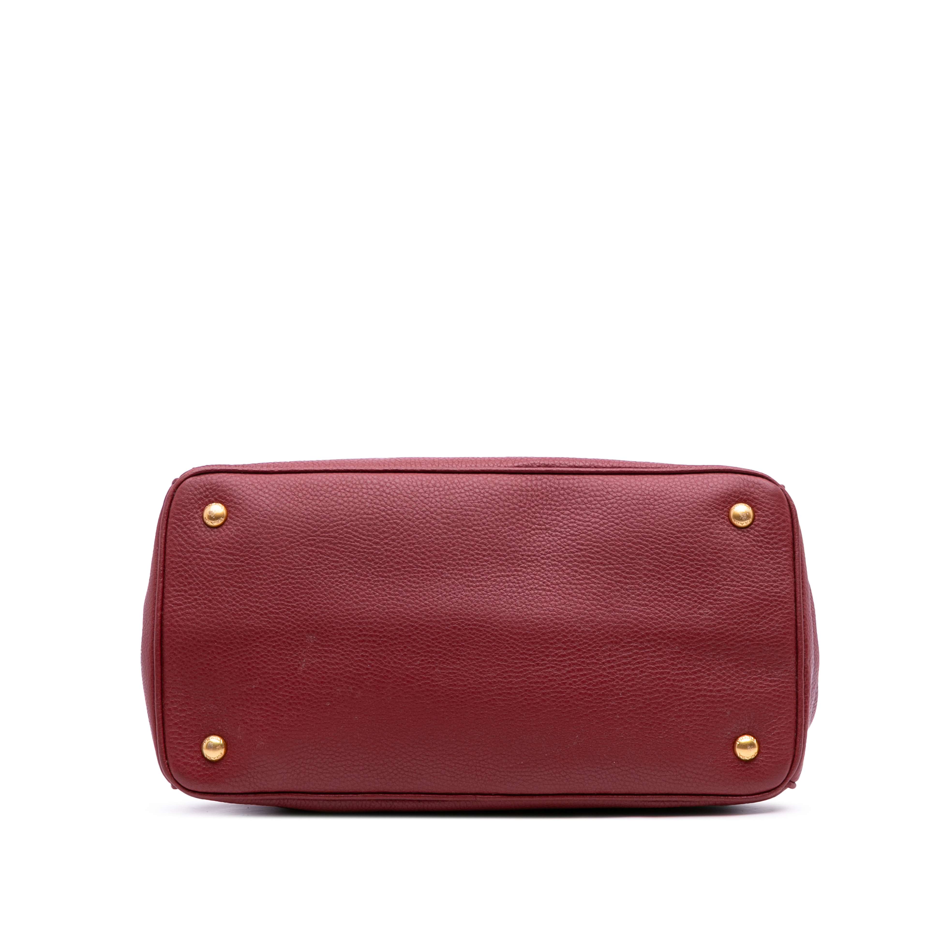 Prada Vitello Daino Open Convertible Tote, från Luxclusif, i färgen dark red. Klicka för att öppna bilden i stort format