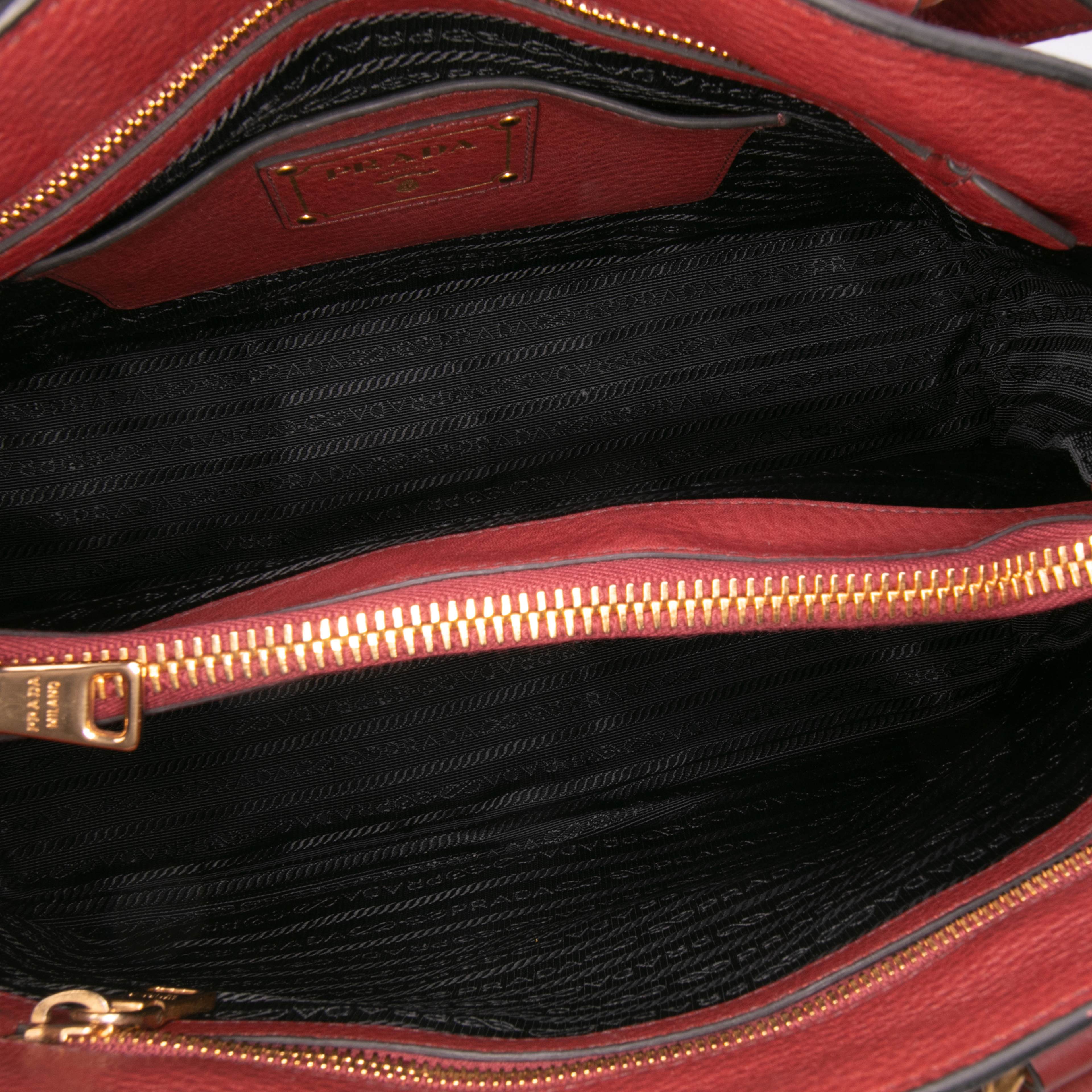 Prada Vitello Daino Open Convertible Tote, från Luxclusif, i färgen dark red. Klicka för att öppna bilden i stort format