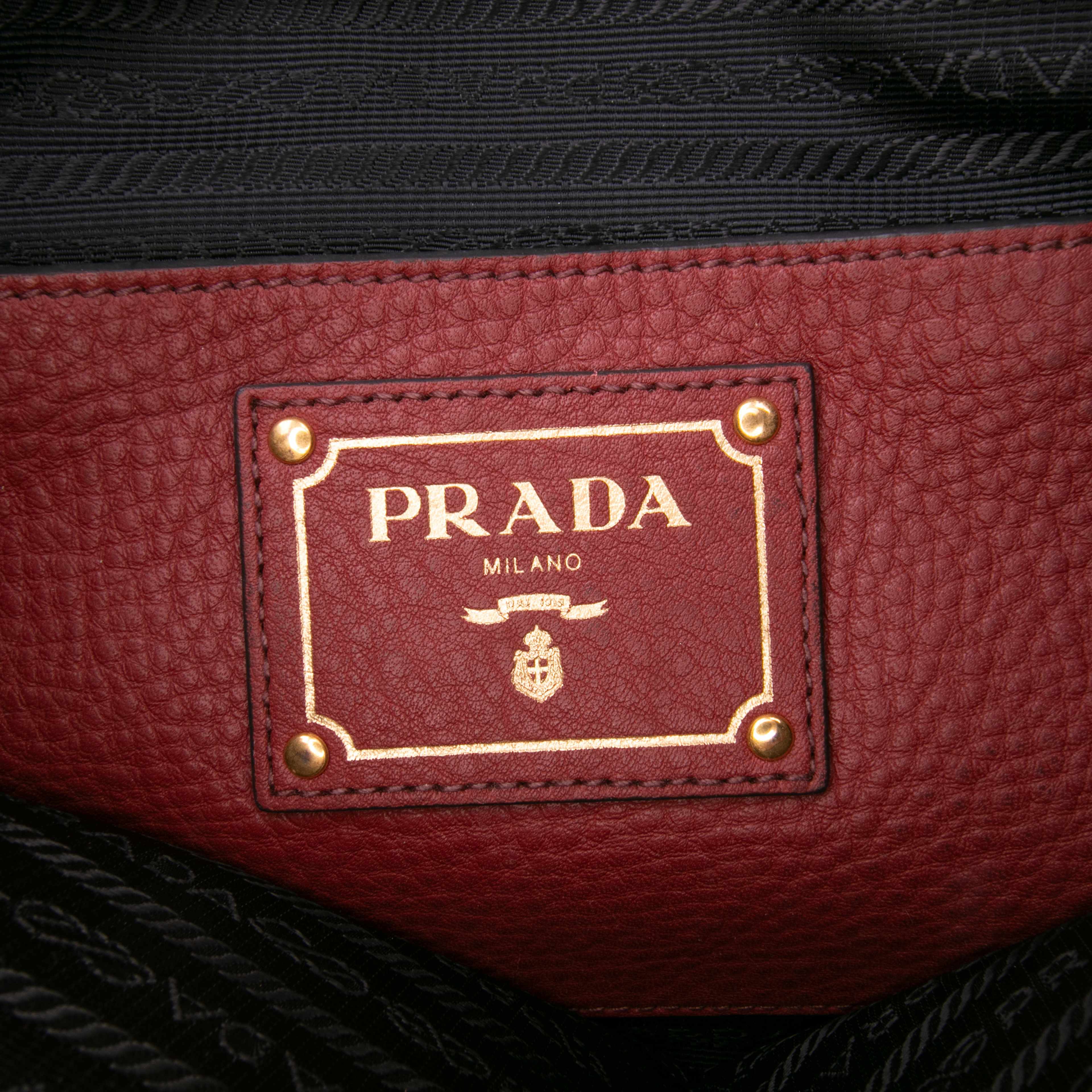 Prada Vitello Daino Open Convertible Tote, från Luxclusif, i färgen dark red. Klicka för att öppna bilden i stort format