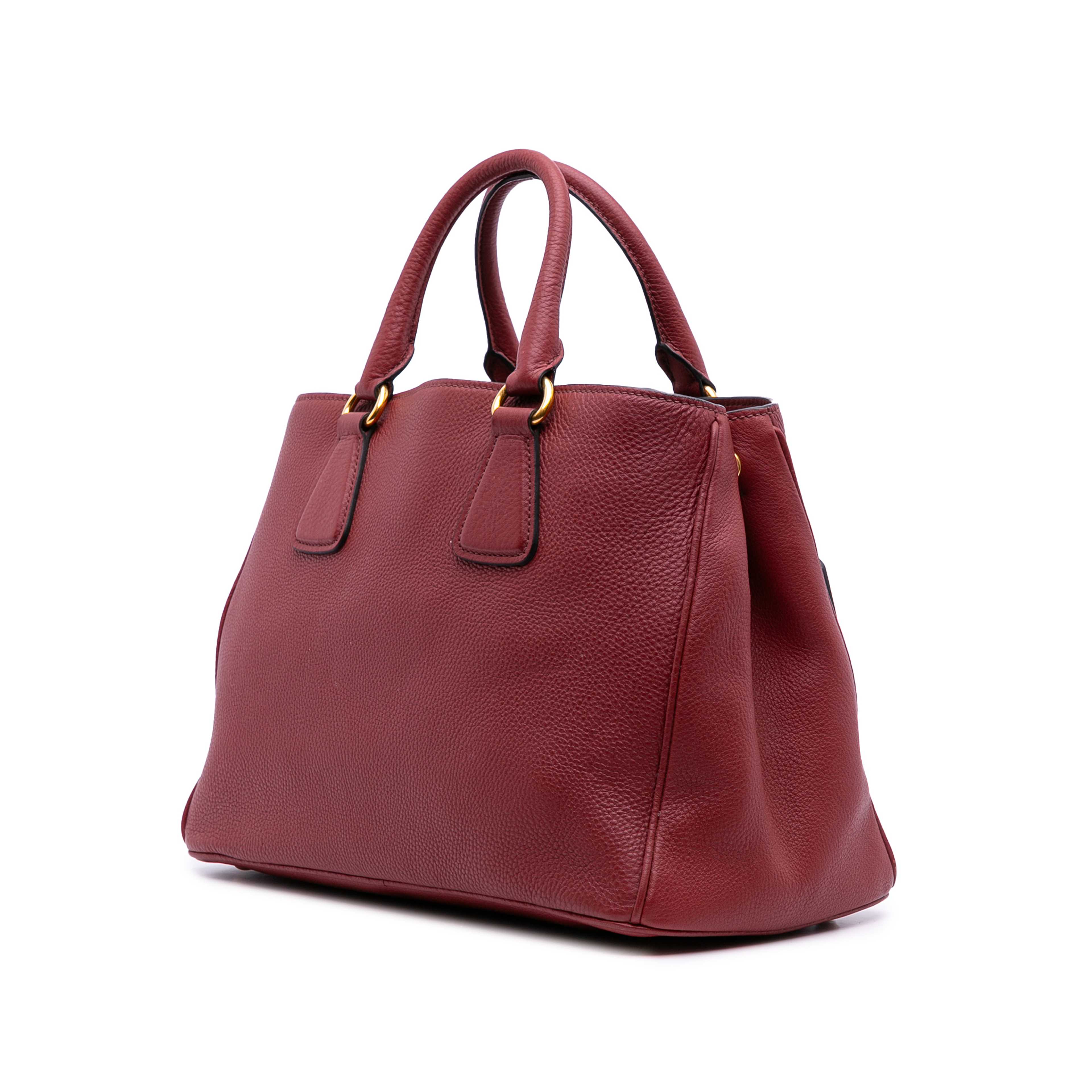 Prada Vitello Daino Open Convertible Tote, från Luxclusif, i färgen dark red. Klicka för att öppna bilden i stort format