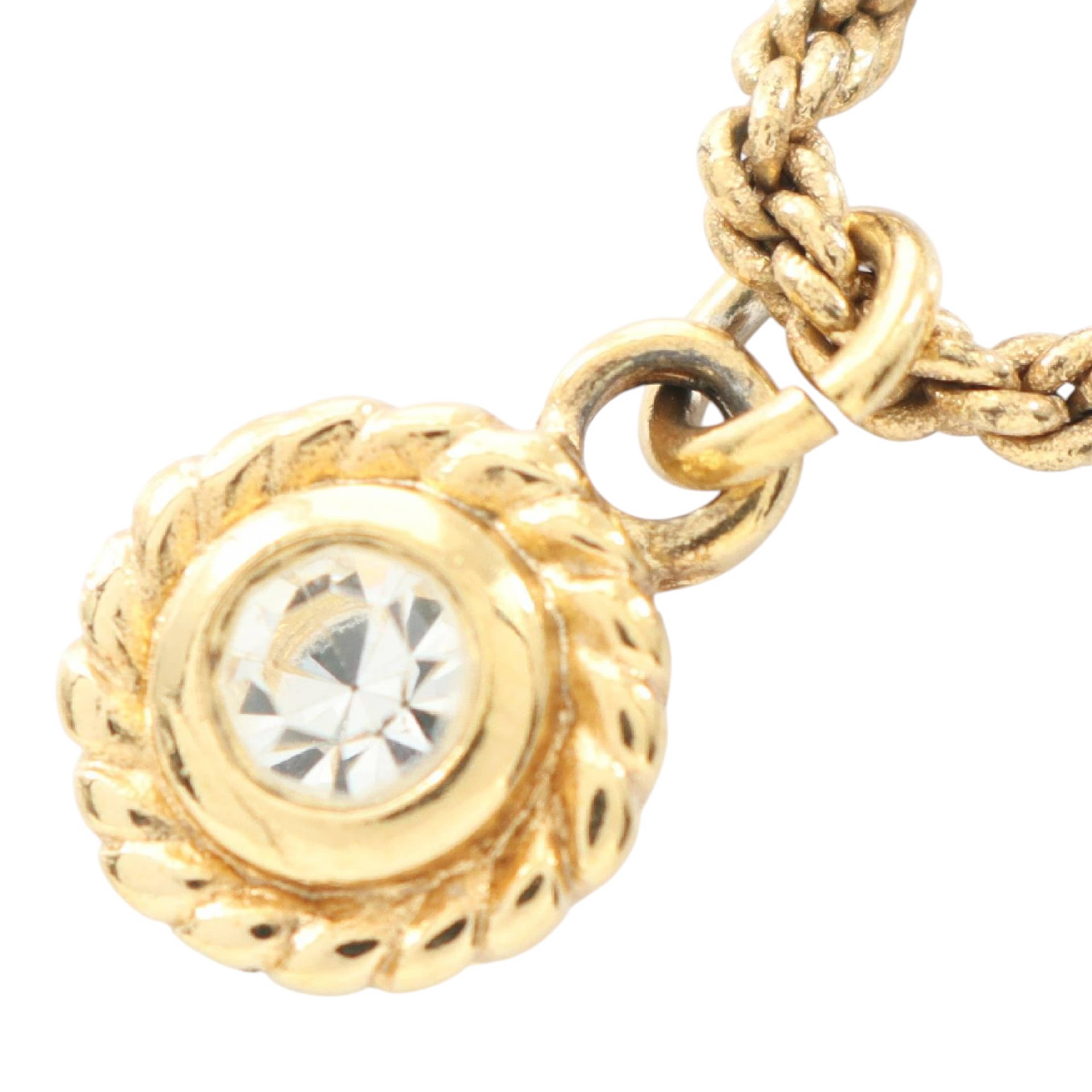 Dior Gold Plated Strass Round Pendant Necklace, från Luxclusif, i färgen gold. Klicka för att öppna bilden i stort format