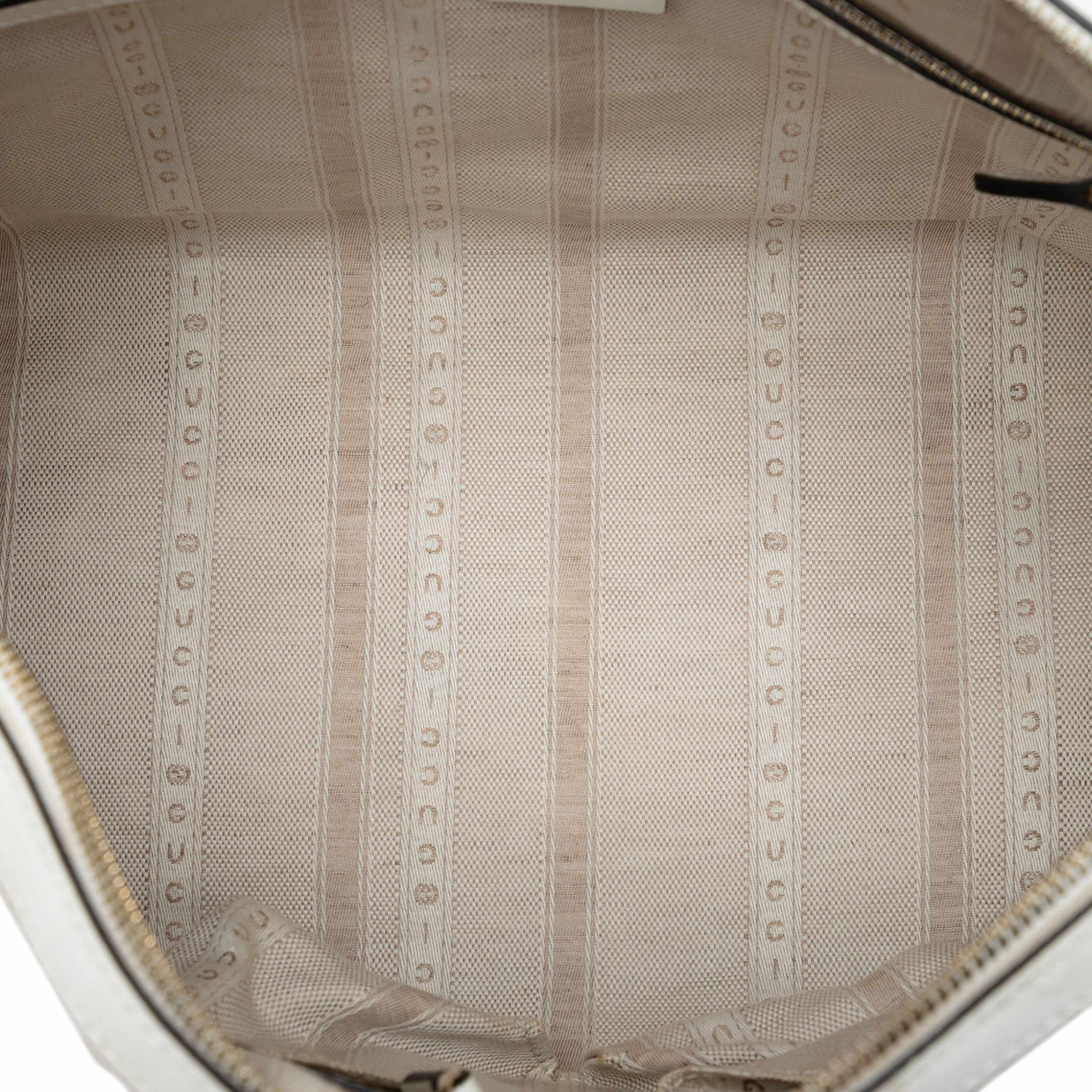 Gucci Medium Diamante Leather Boston Bag, från Luxclusif, i färgen white. Klicka för att öppna bilden i stort format