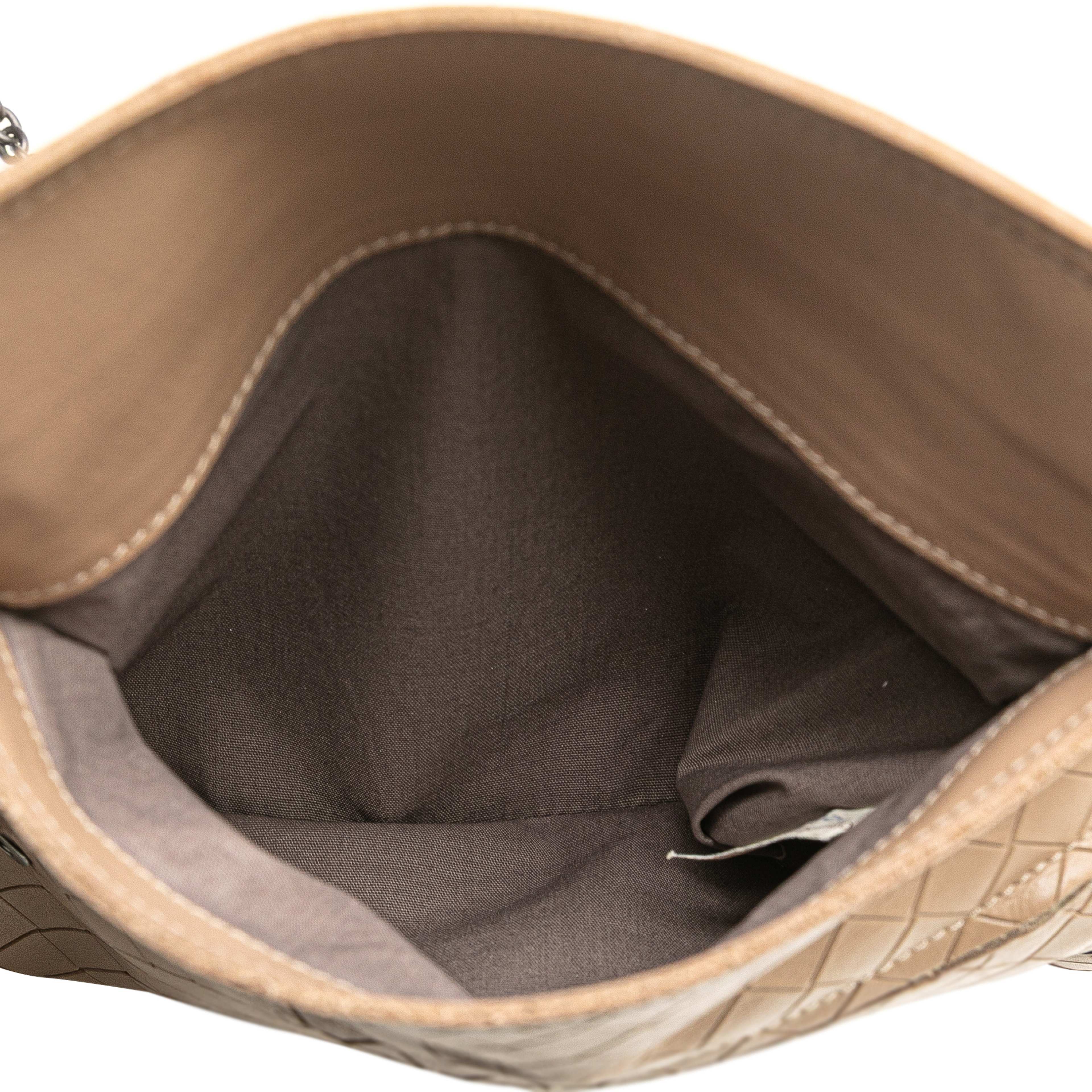 Bottega Veneta Small Leather Intrecciomirage Chain Crossbody, från Luxclusif, i färgen nude. Klicka för att öppna bilden i stort format