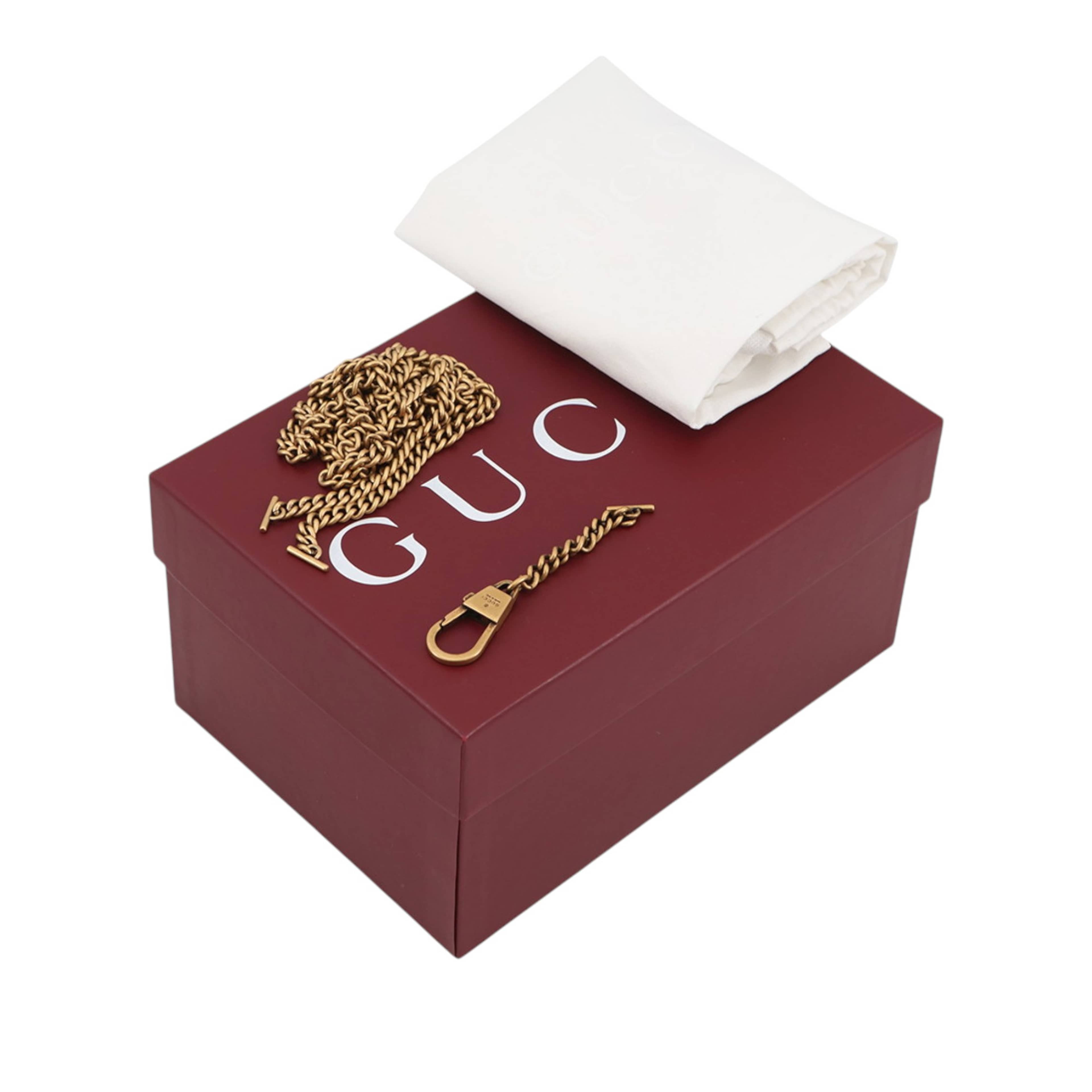Gucci Small Gg Marmont Matelasse Calfskin Bucket Bag, från Luxclusif, i färgen vit. Klicka för att öppna bilden i stort format