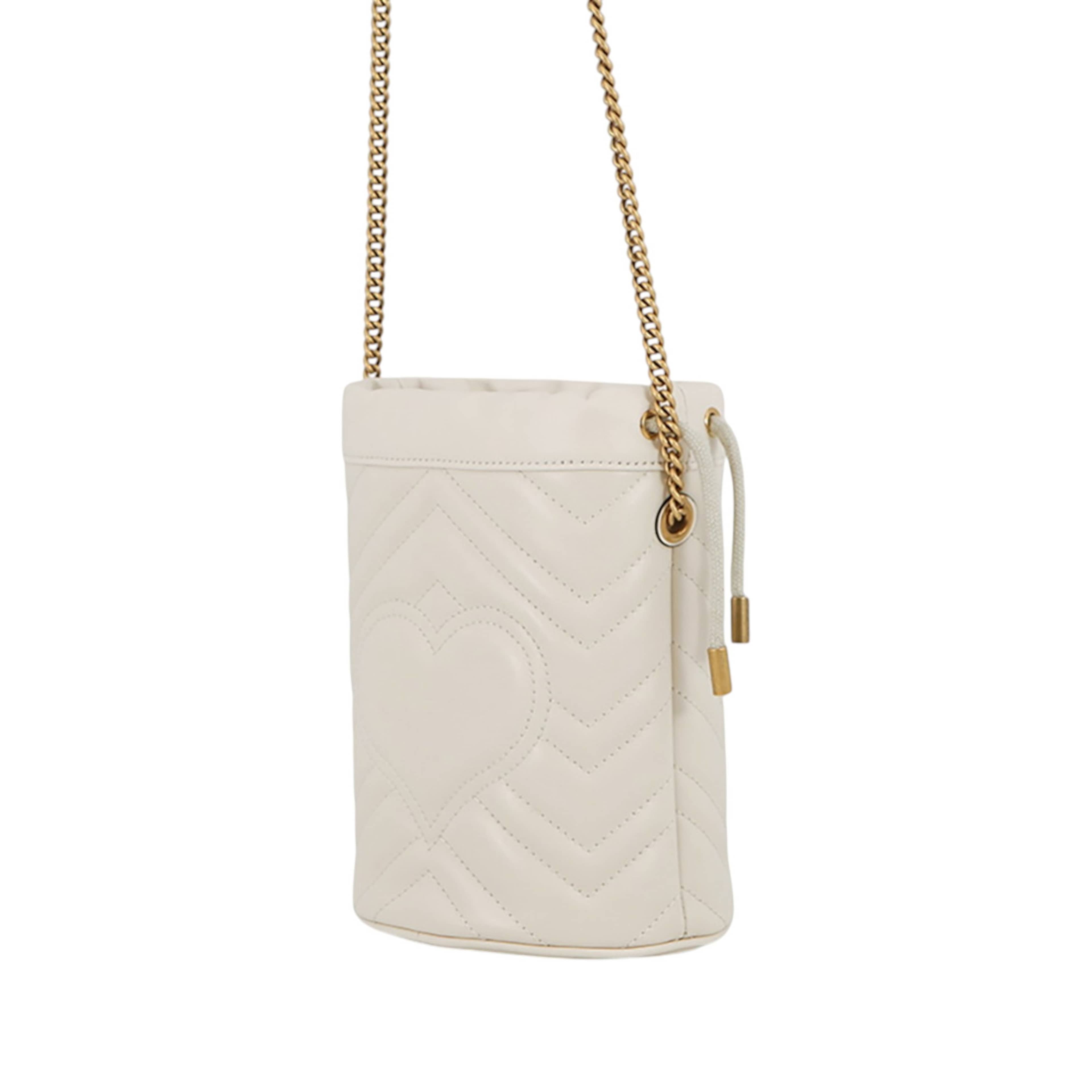 Gucci Small Gg Marmont Matelasse Calfskin Bucket Bag, från Luxclusif, i färgen white. Klicka för att öppna bilden i stort format