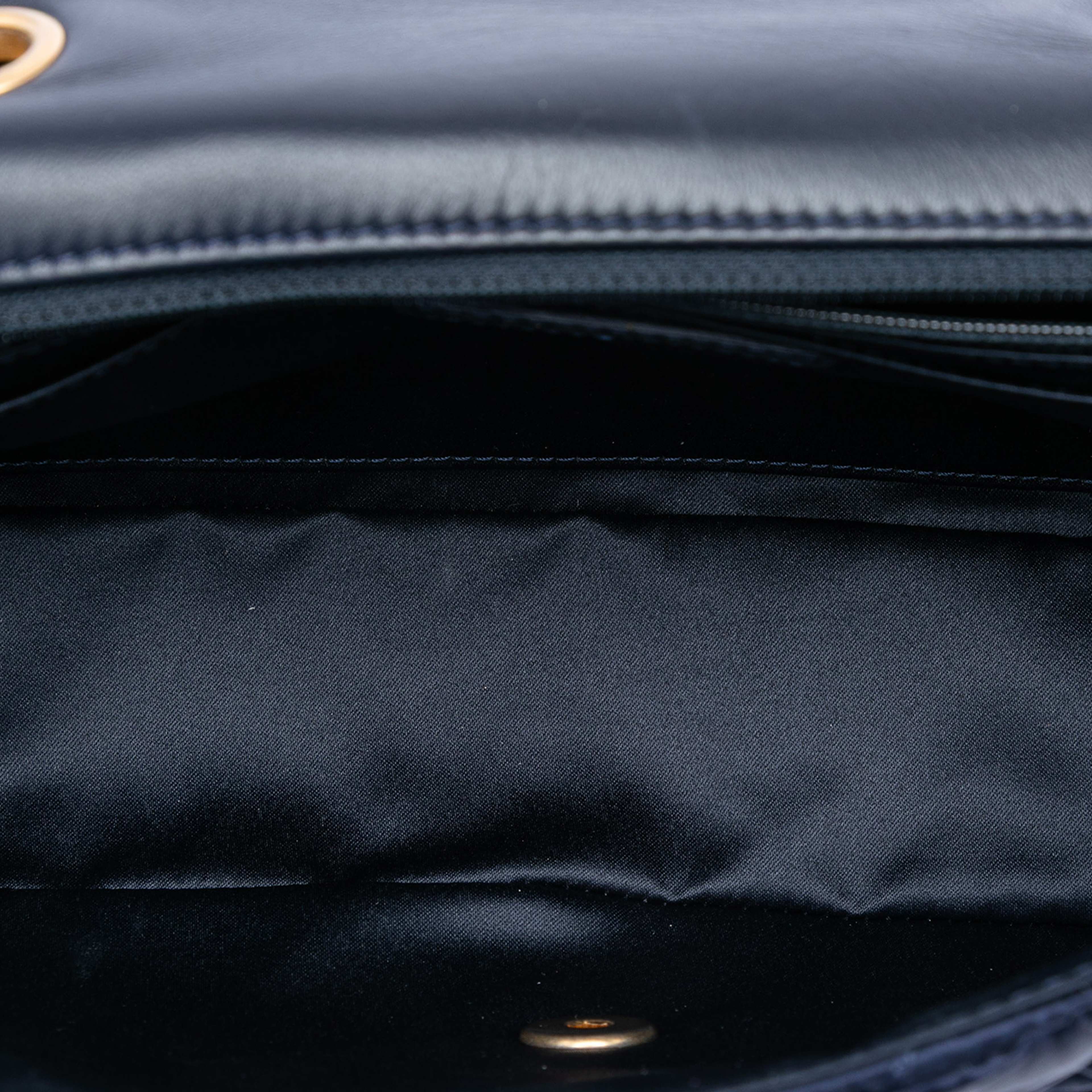 Chanel Medium Crumpled Satin Single Flap, från Luxclusif, i färgen navy. Klicka för att öppna bilden i stort format